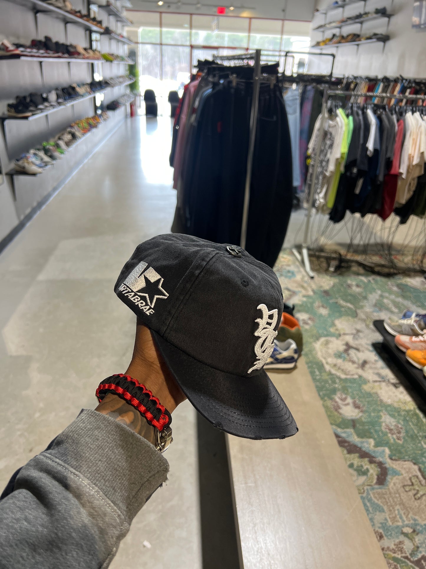VERTABRAE BLACK AND WHITE SNAPBACK
