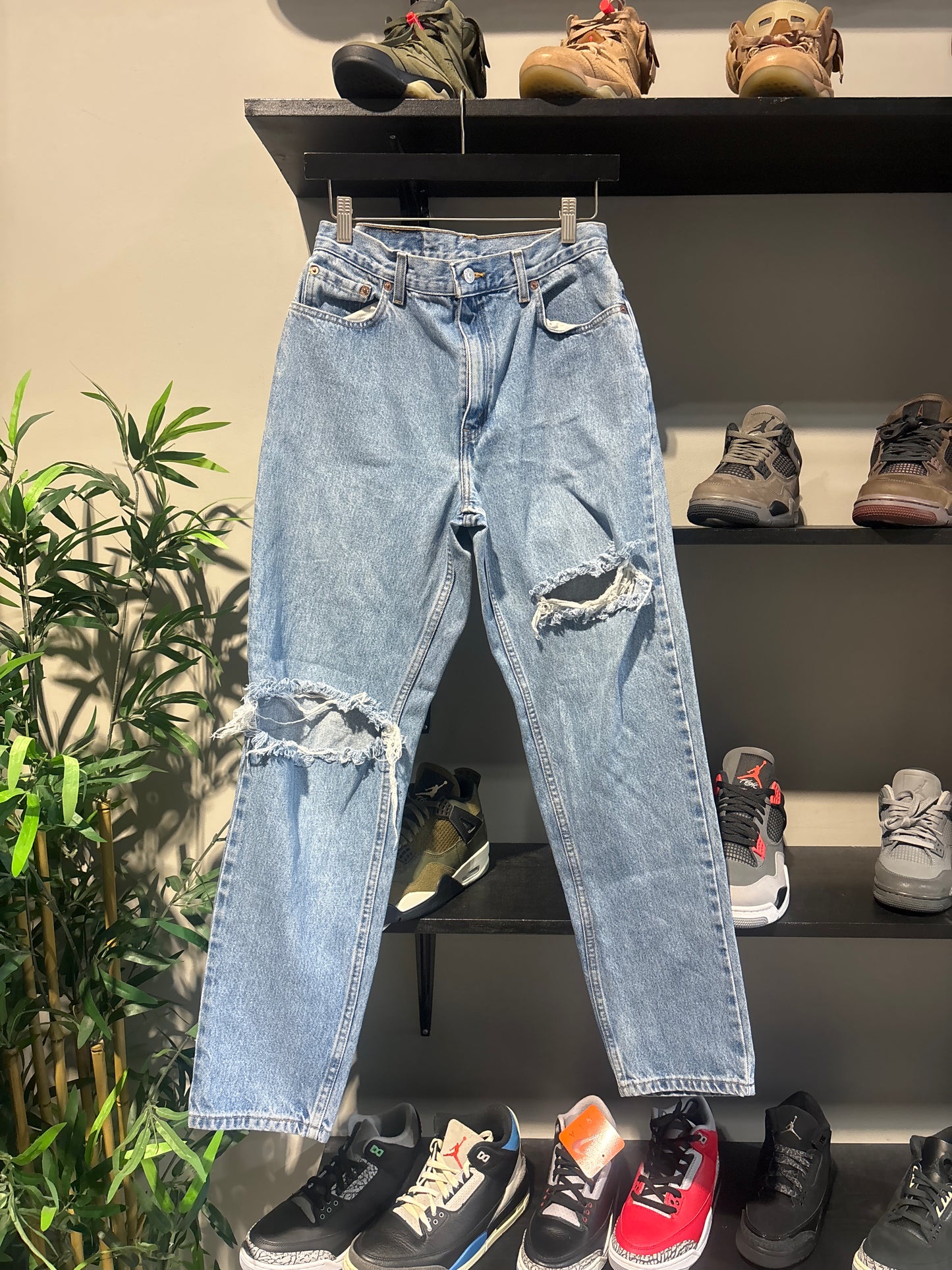 Vintage Distressed Knee Blowout Levis Sz 28