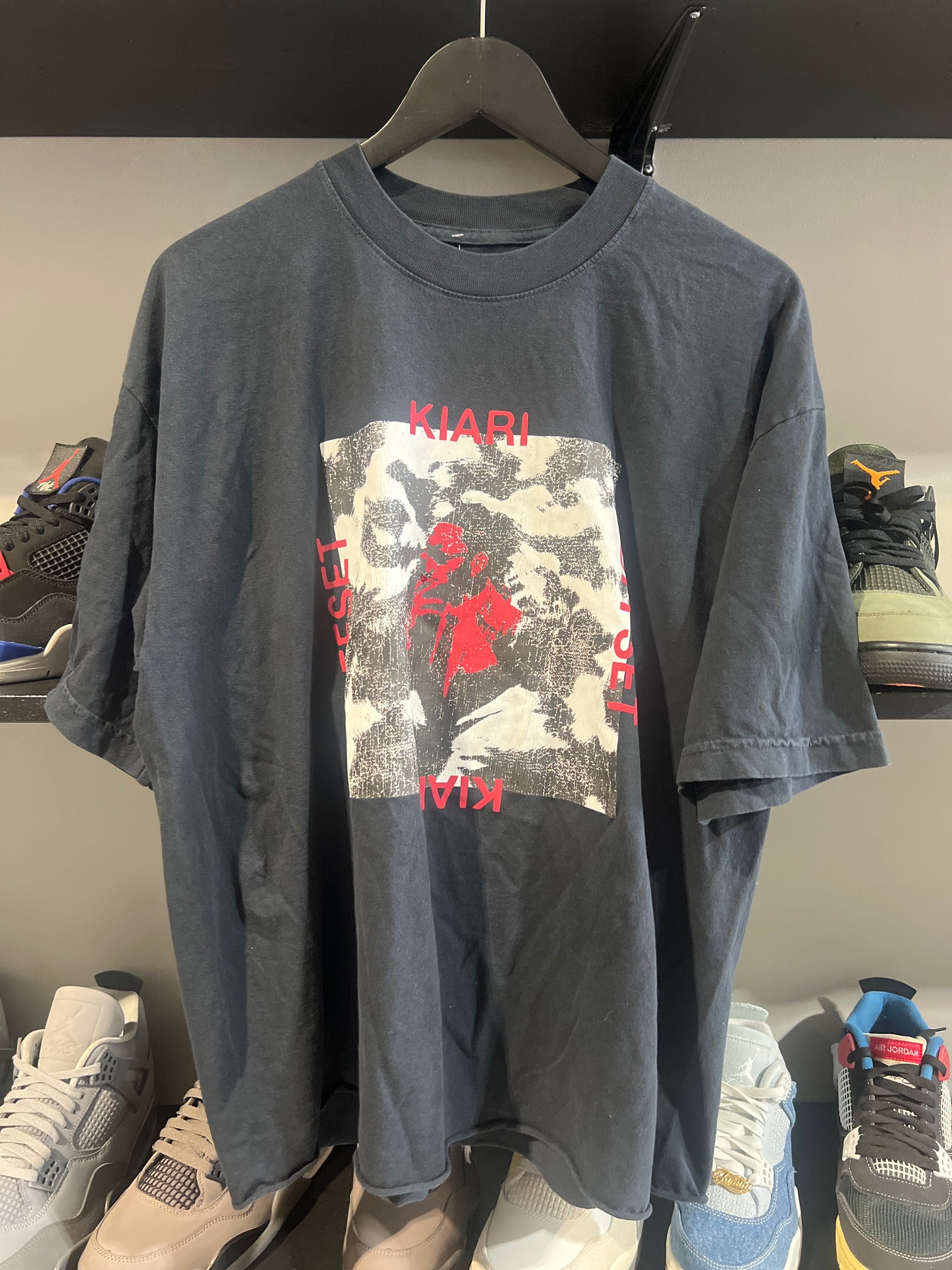 paly offset smoke tee black