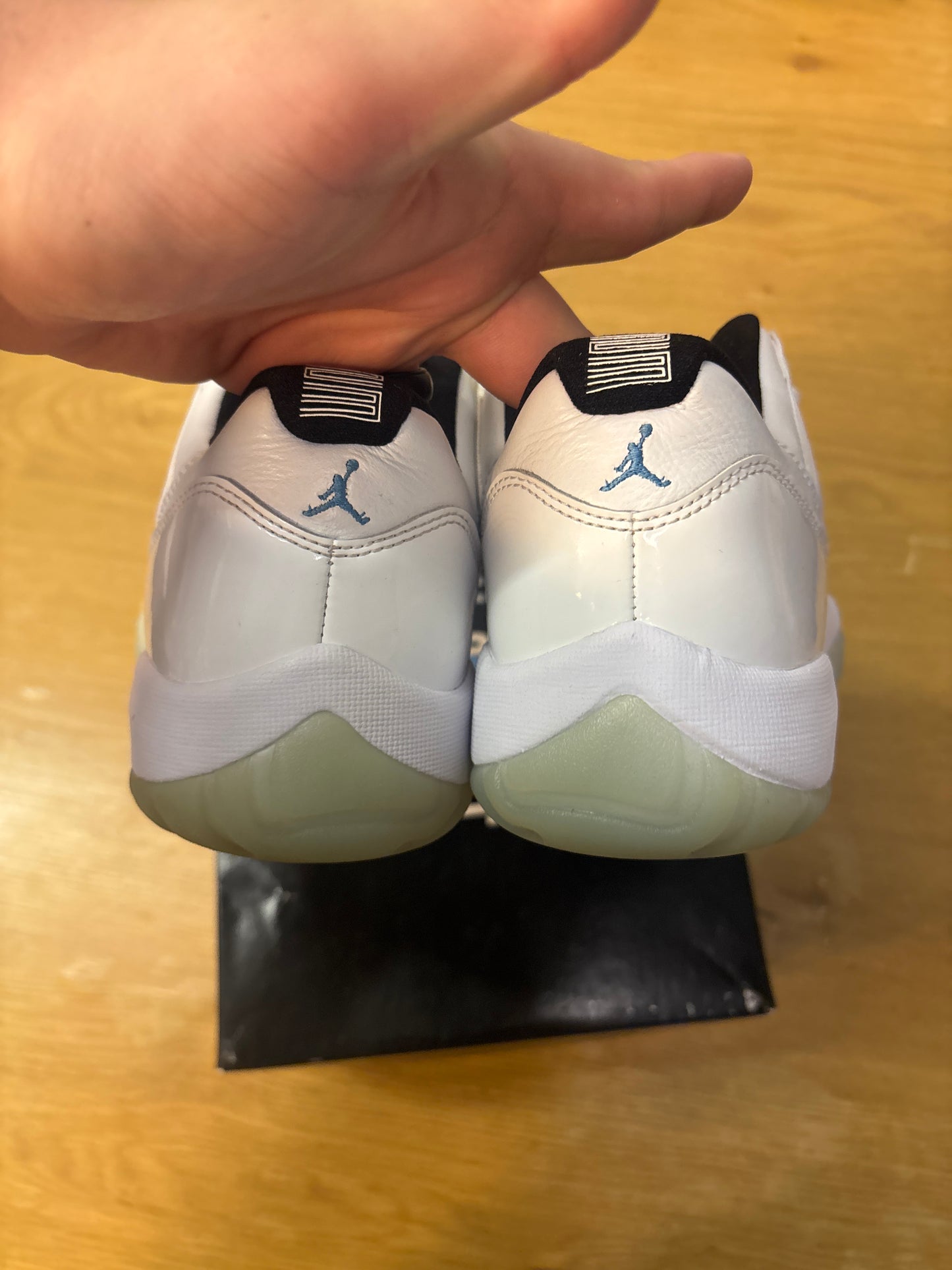 JORDAN 11 LOW LEGEND BLUE Used Sz 8.5