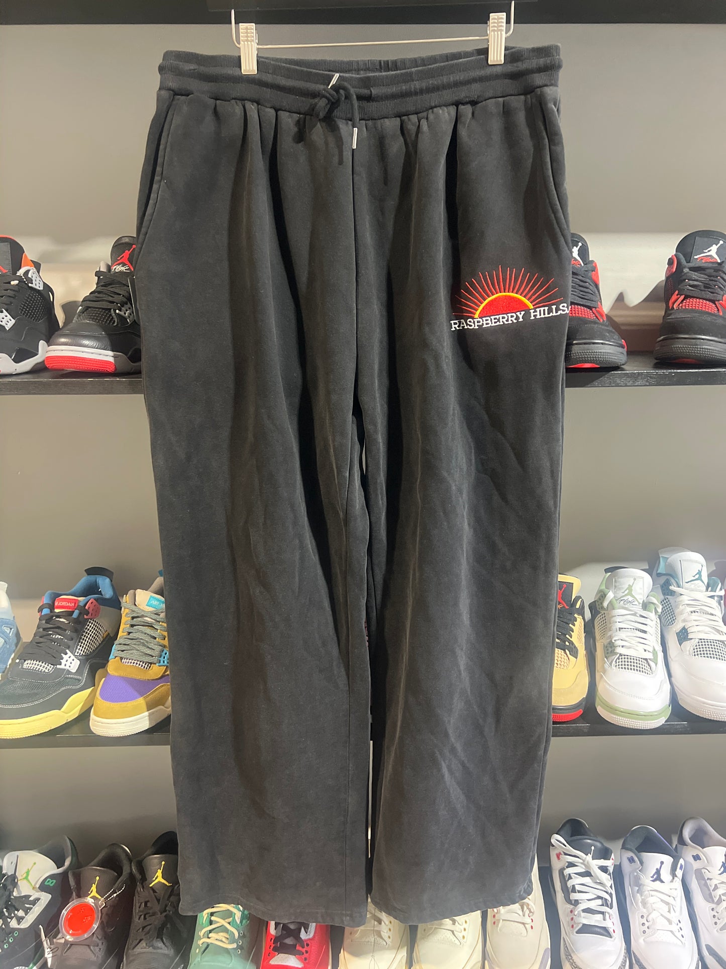 Gv gallery raspberry hills sweats black