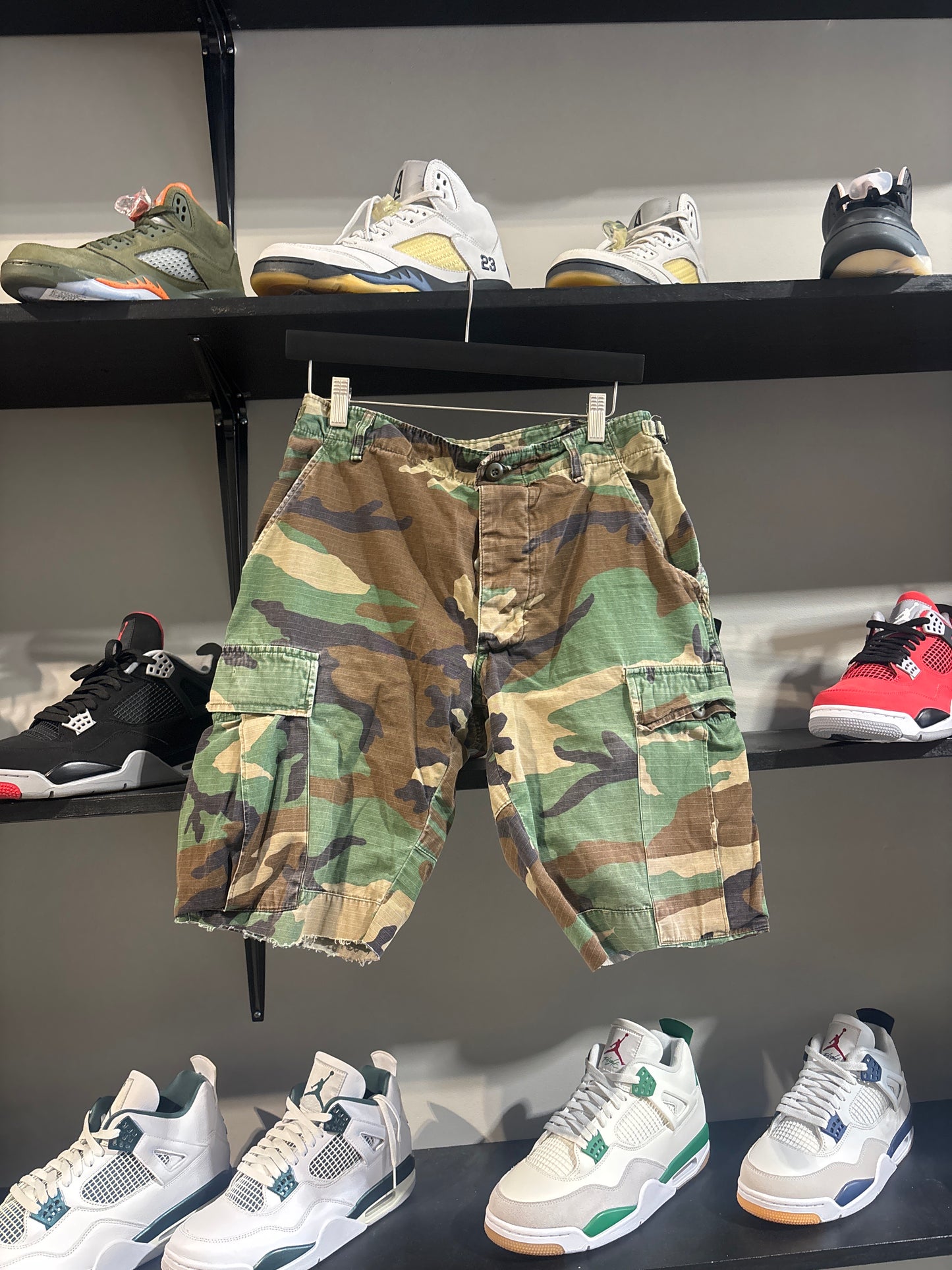 VINTAGE ARMY DISTRESSED CARGO SHORTS SZ 30 (1)