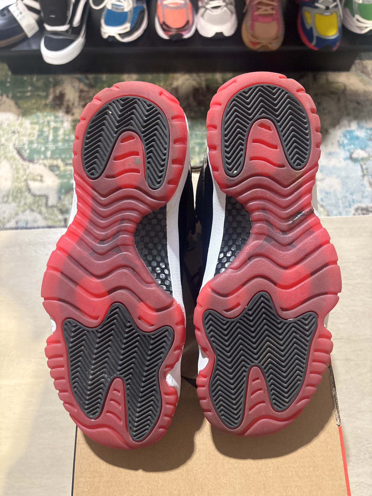 Jordan 11 bred low used sz 9