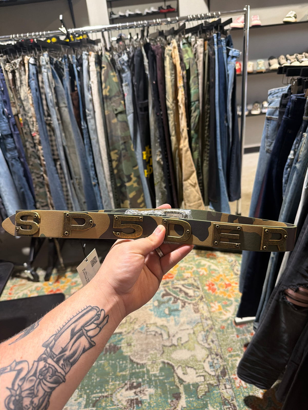 SP5DER CAMO LEATHER SPELLOUT BELT