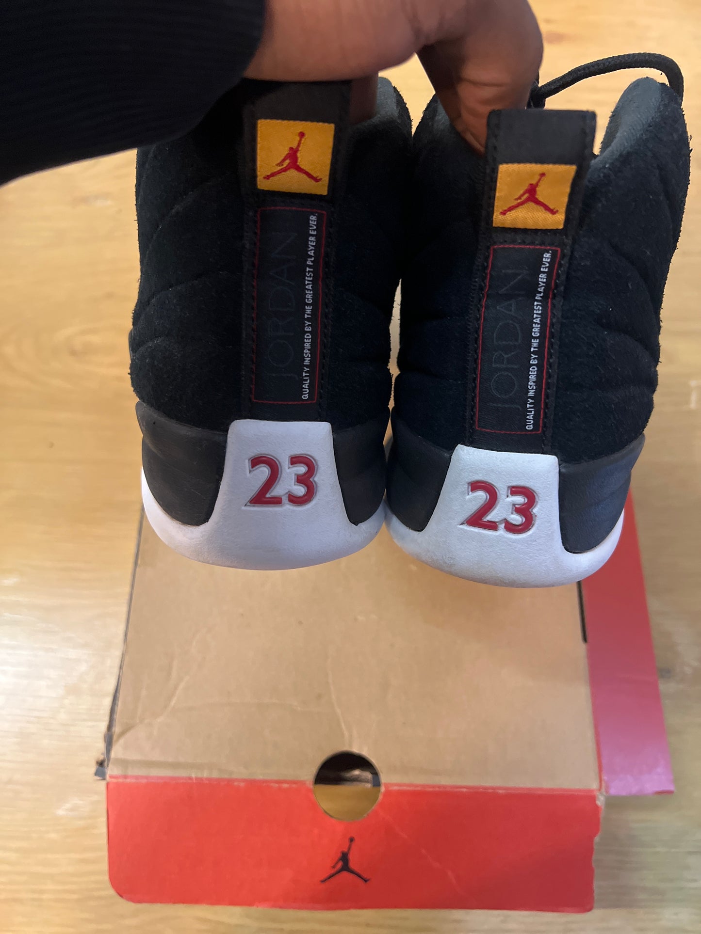 AIR JORDAN 12 RETRO REVERSE TAXI USED SIZE 8.5