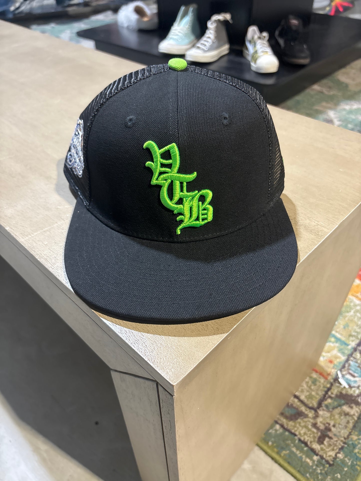 VERTABRAE BLACK/GREEN FITTED HAT