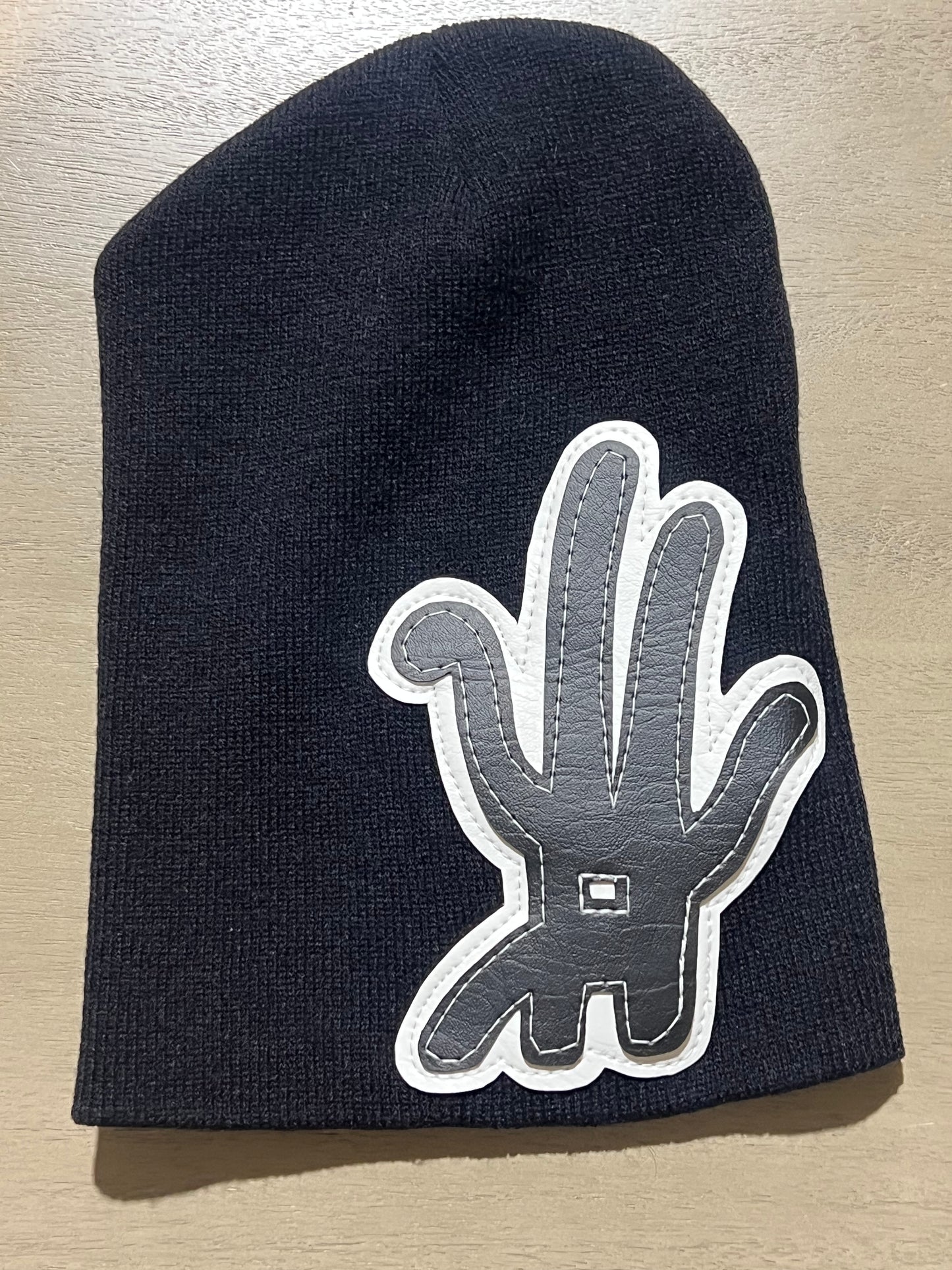 YKWYK Beanie Black/White slouchy