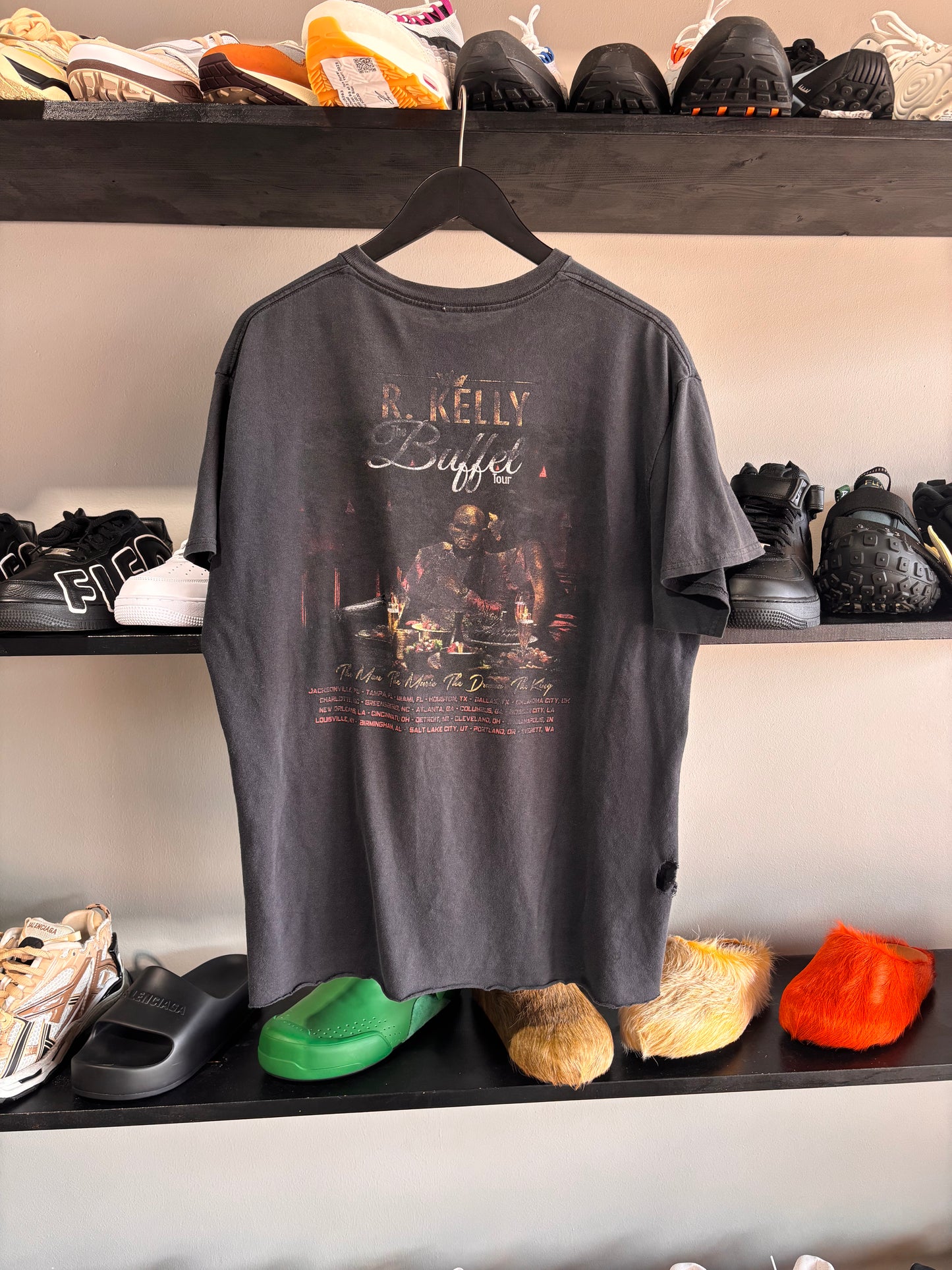 r Kelly the buffet tour tee black