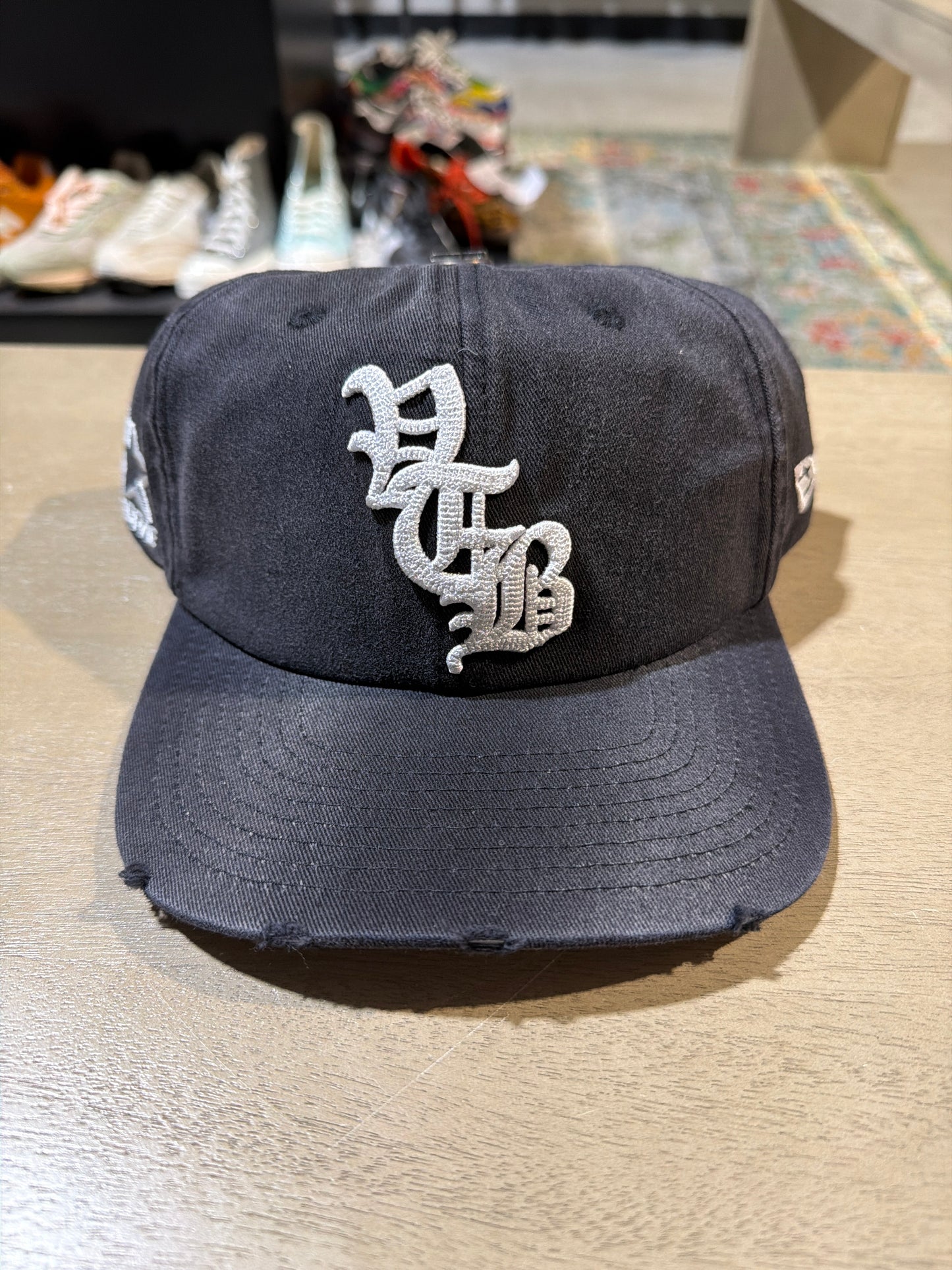 VERTABRAE BLACK AND WHITE SNAPBACK
