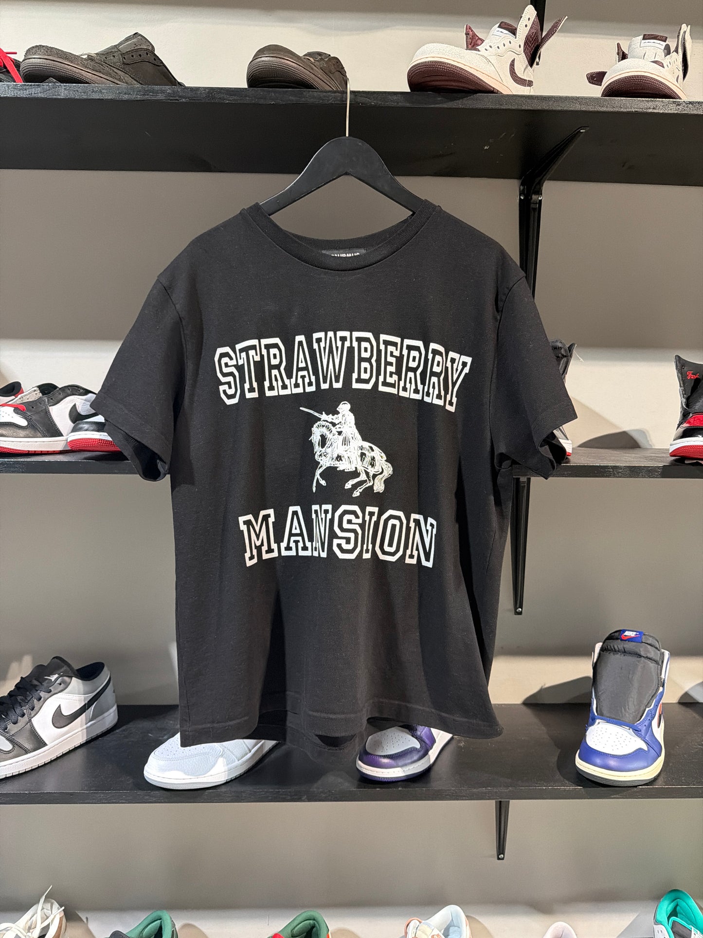 Strawberry Mansion blk/whte tee sz M