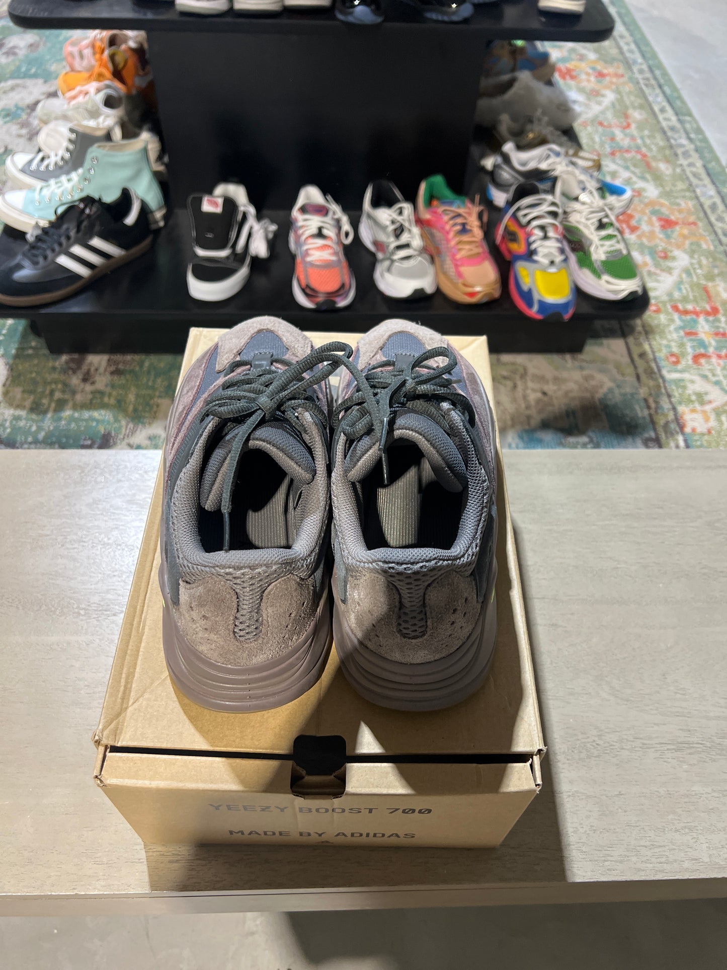 Yeezy 700 mauve used Sz 9