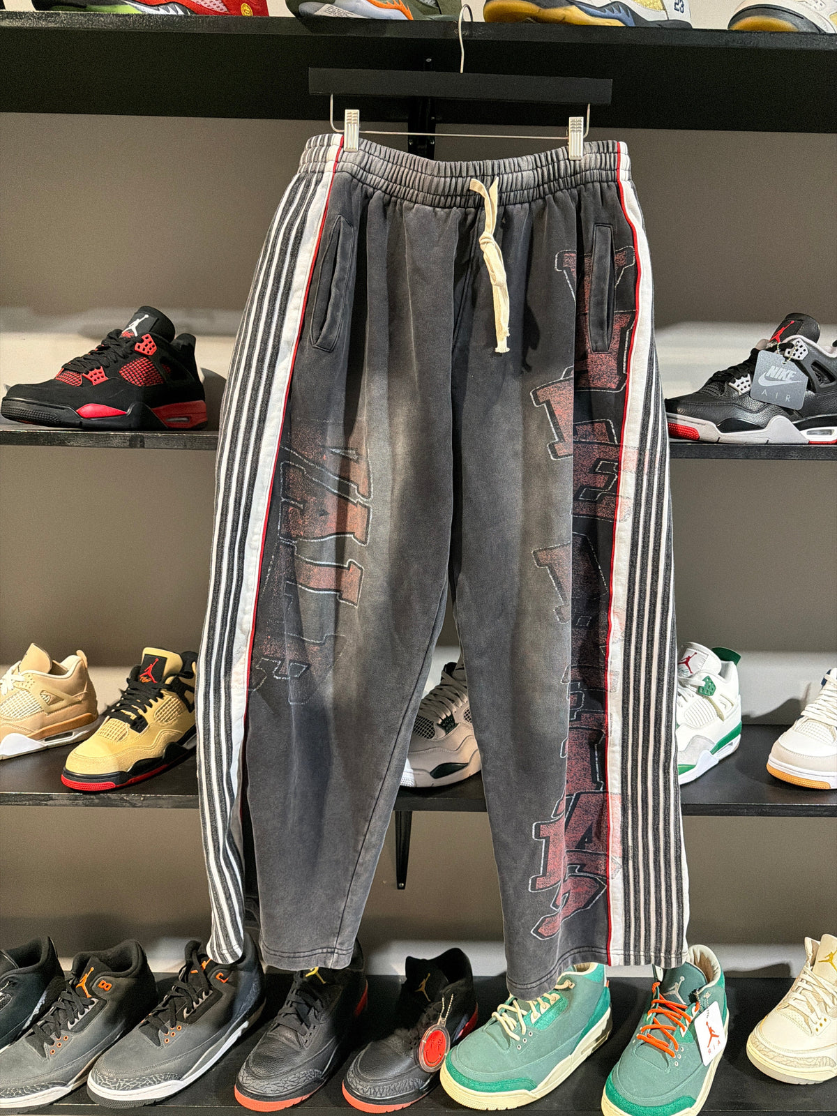 Vale Valley Dreams Spellout Sweats Black Red