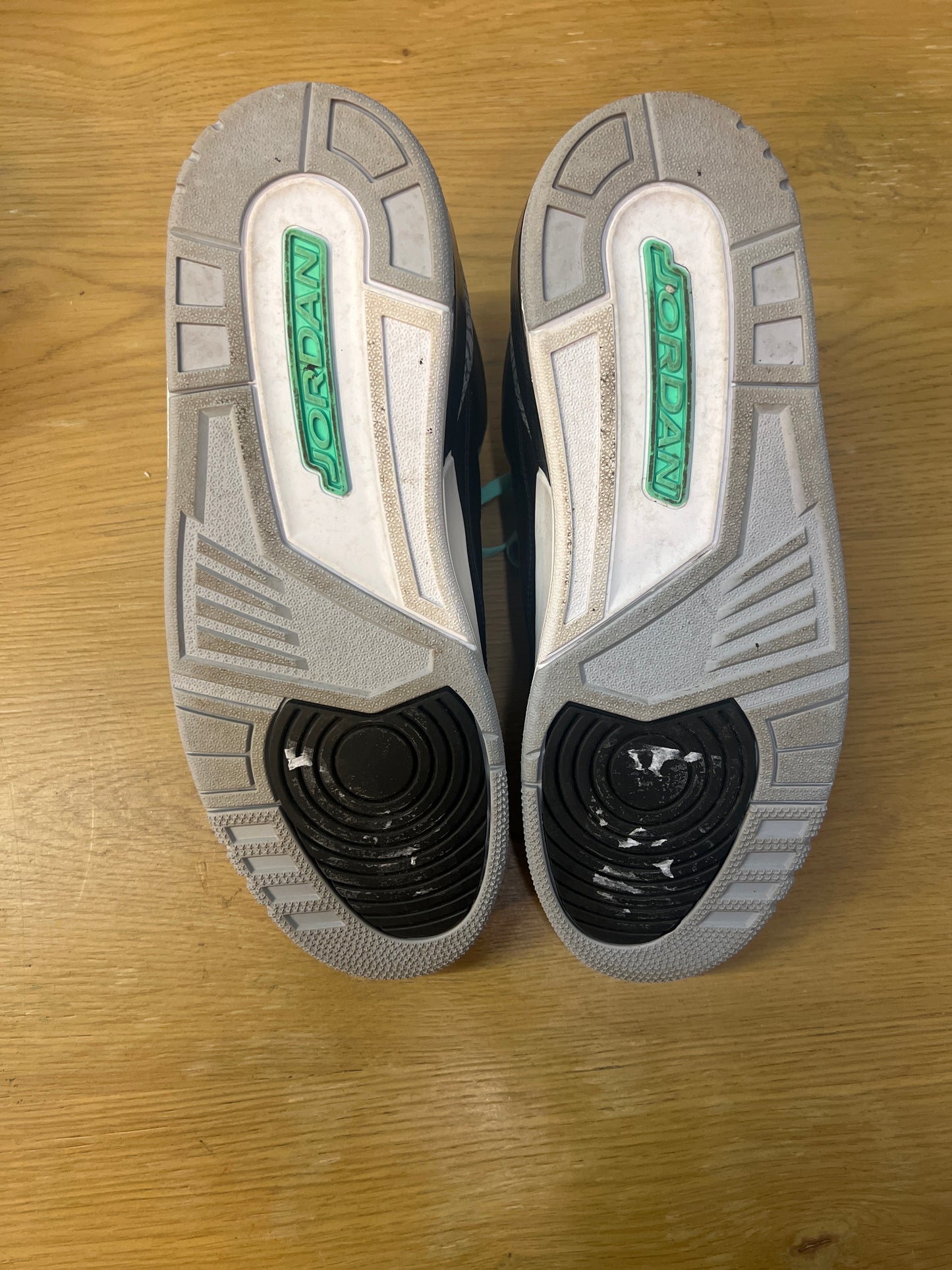 Jordan 3 green glow used12