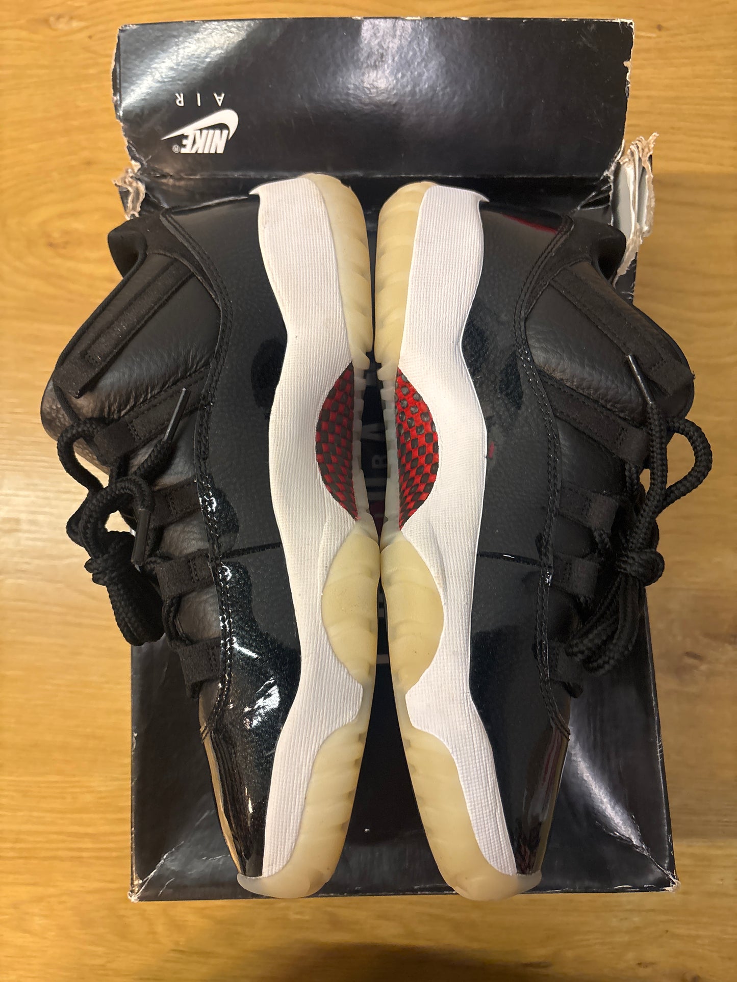 AIR JORDAN 11 RETRO LOW 72-10 Used Sz 9
