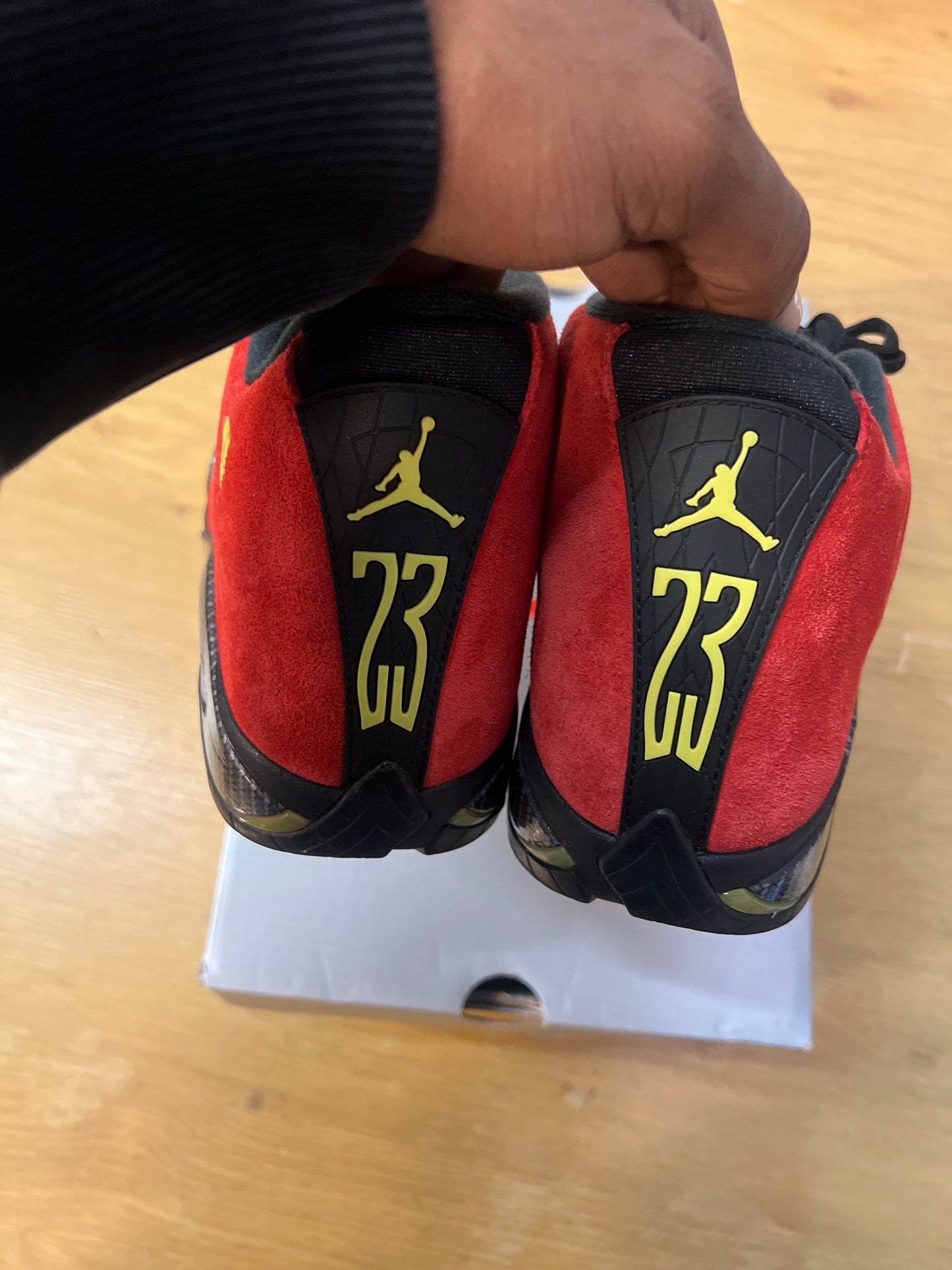 AIR JORDAN 14 RETRO FERRARI 2025 USED SIZE 8