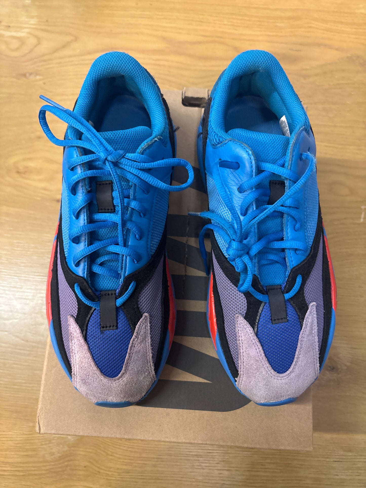 YEEZY 700 HIRES BLUE USED SZ 10 (2)