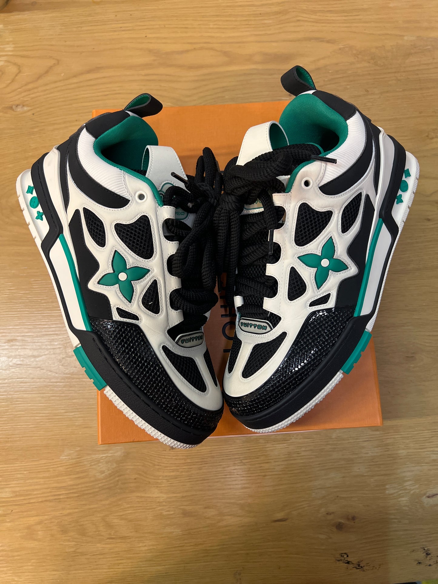 Louis Vuitton skate black green white used