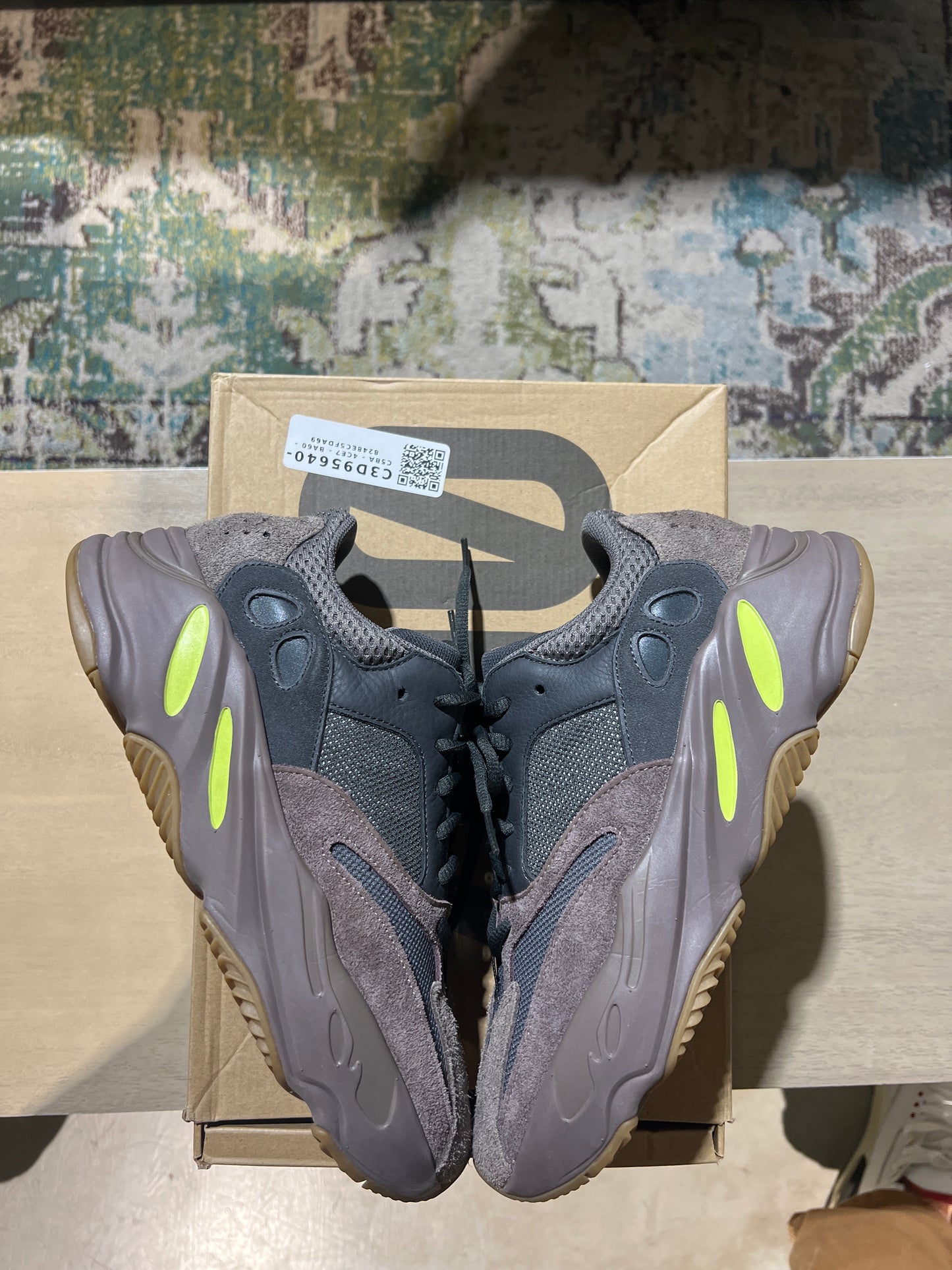 Yeezy 700 mauve used Sz 9