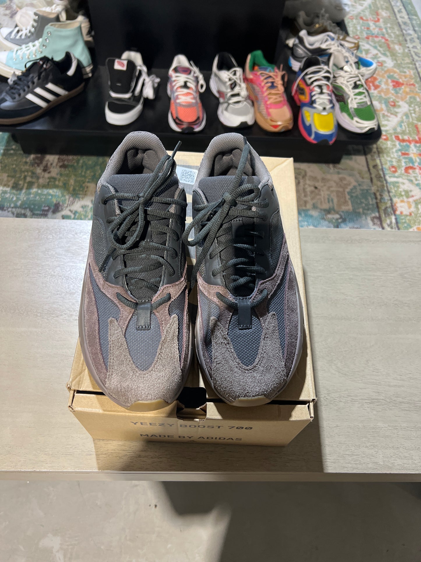 Yeezy 700 mauve used Sz 9