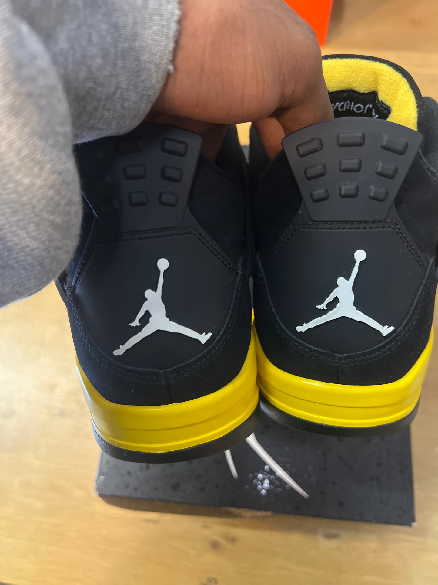 AIR JORDAN 4 RETRO THUNDER 2023 USED SIZE 12