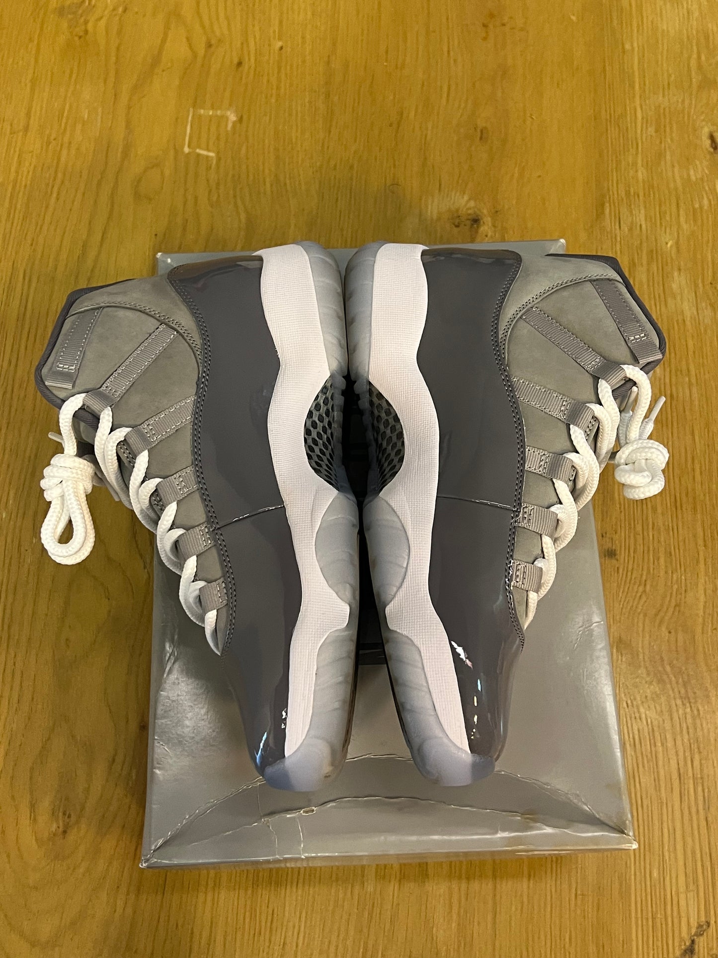 AIR JORDAN 11 cool grey used sz 9