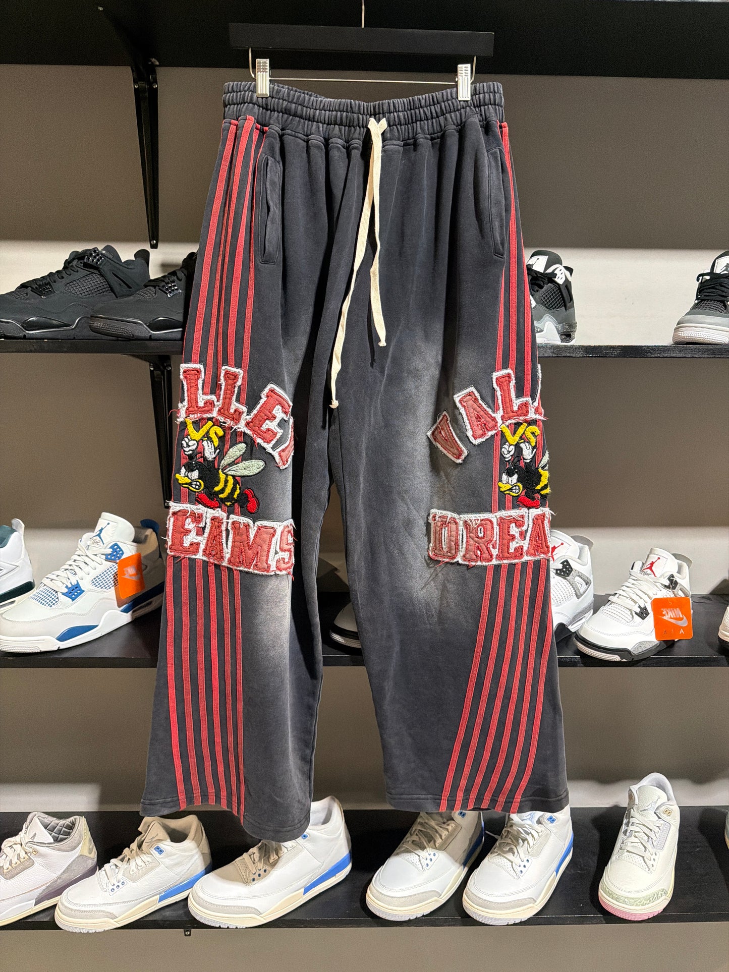 Vale Valley Dreams Bee Sweats Black/Red