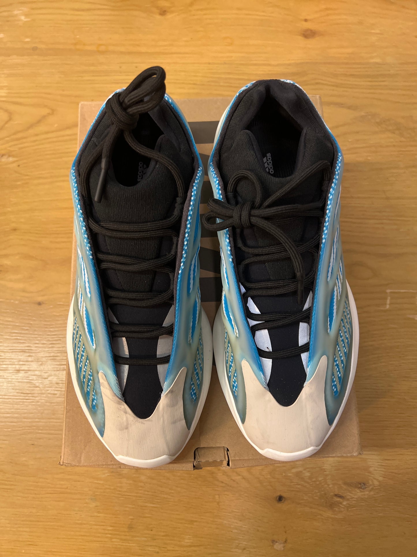 Yeezy 700 v3 azure sz 10.5 used