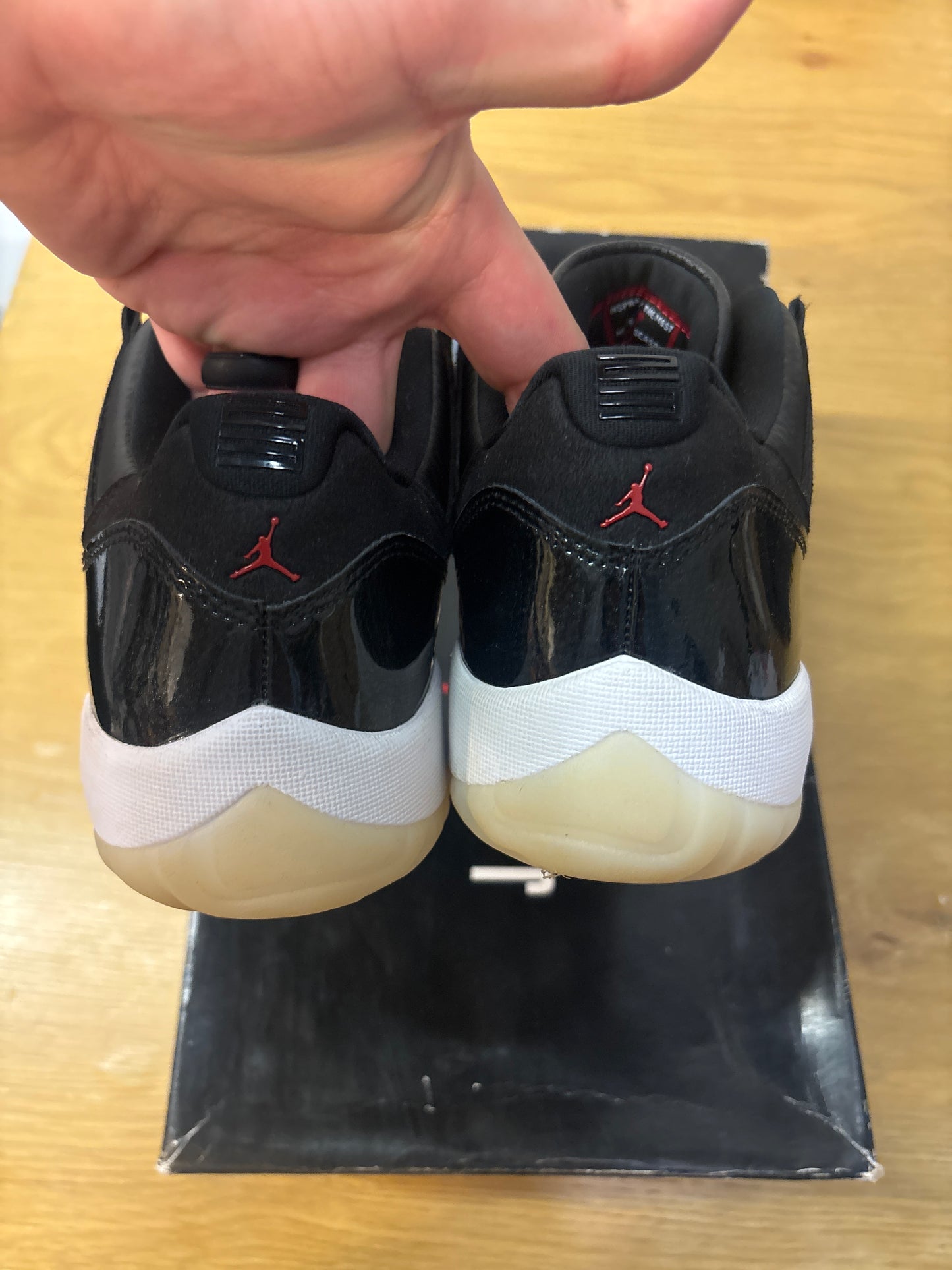 AIR JORDAN 11 RETRO LOW 72-10 Used Sz 9