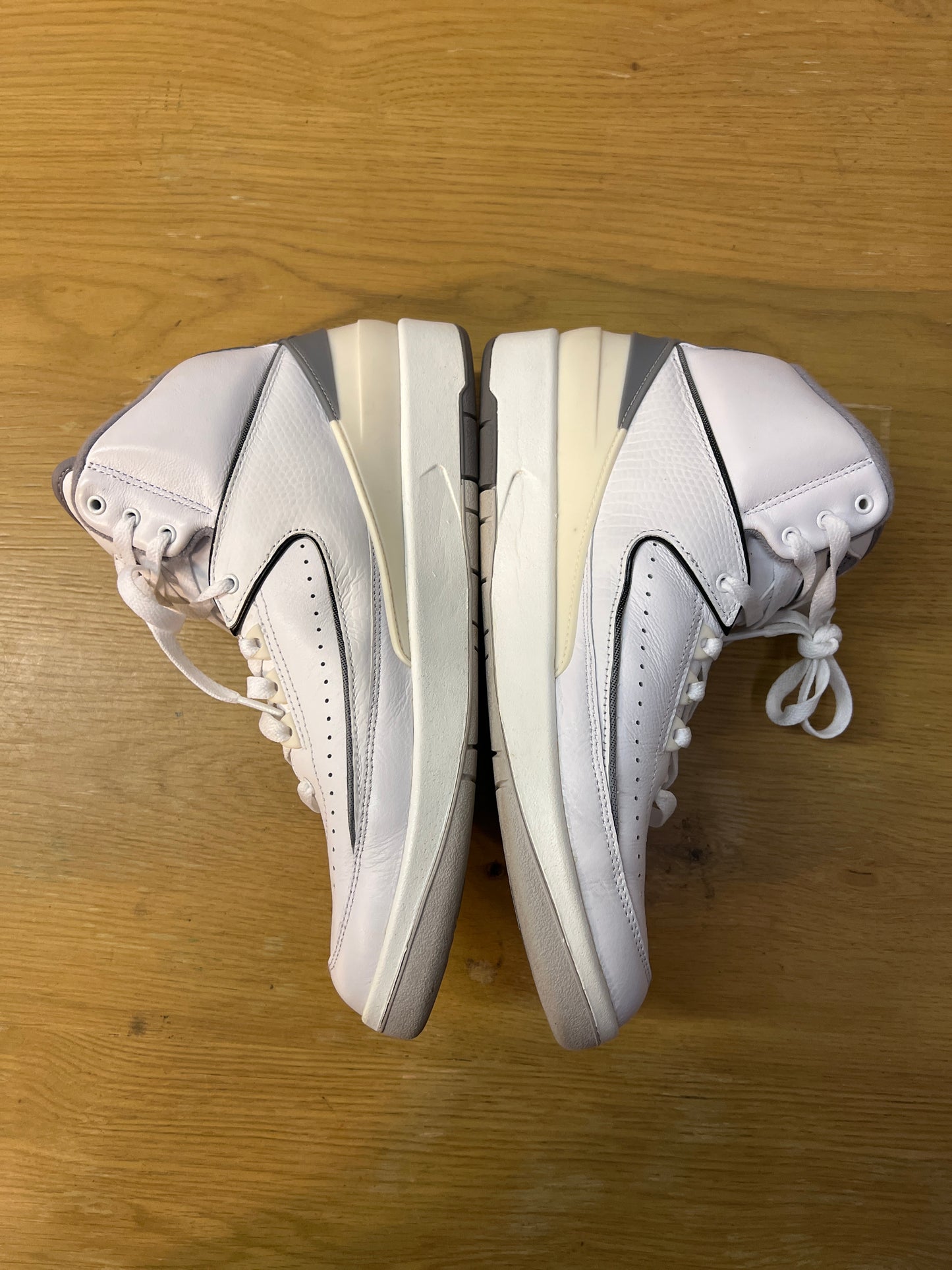 JORDAN 2 WHITE CEMENT USED SZ 9.5 NB