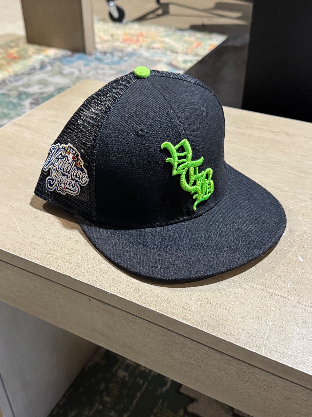 Vertabrae Fitted Trcuker Black/Green