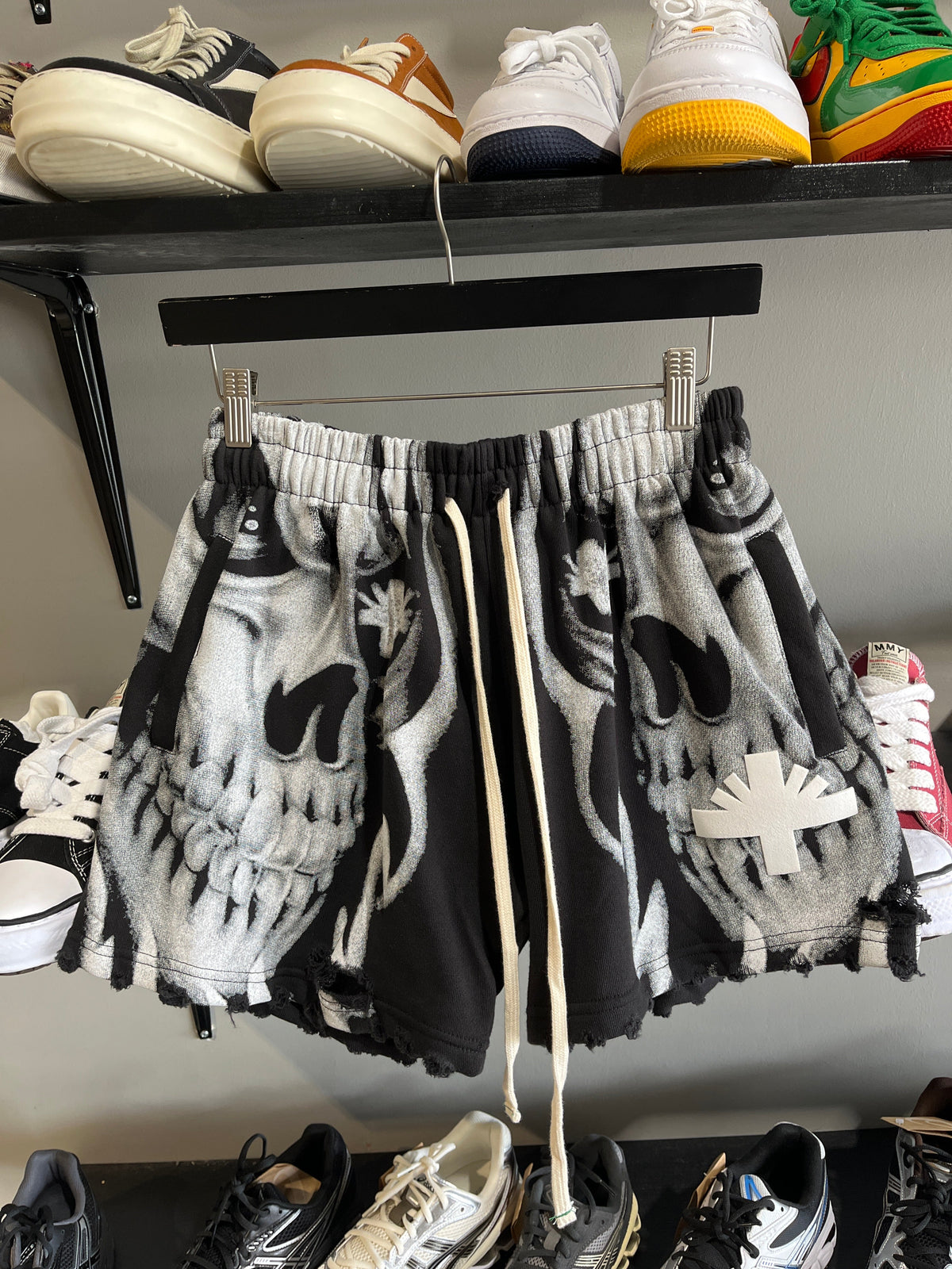 Vertabrae Skull Short Black Grey