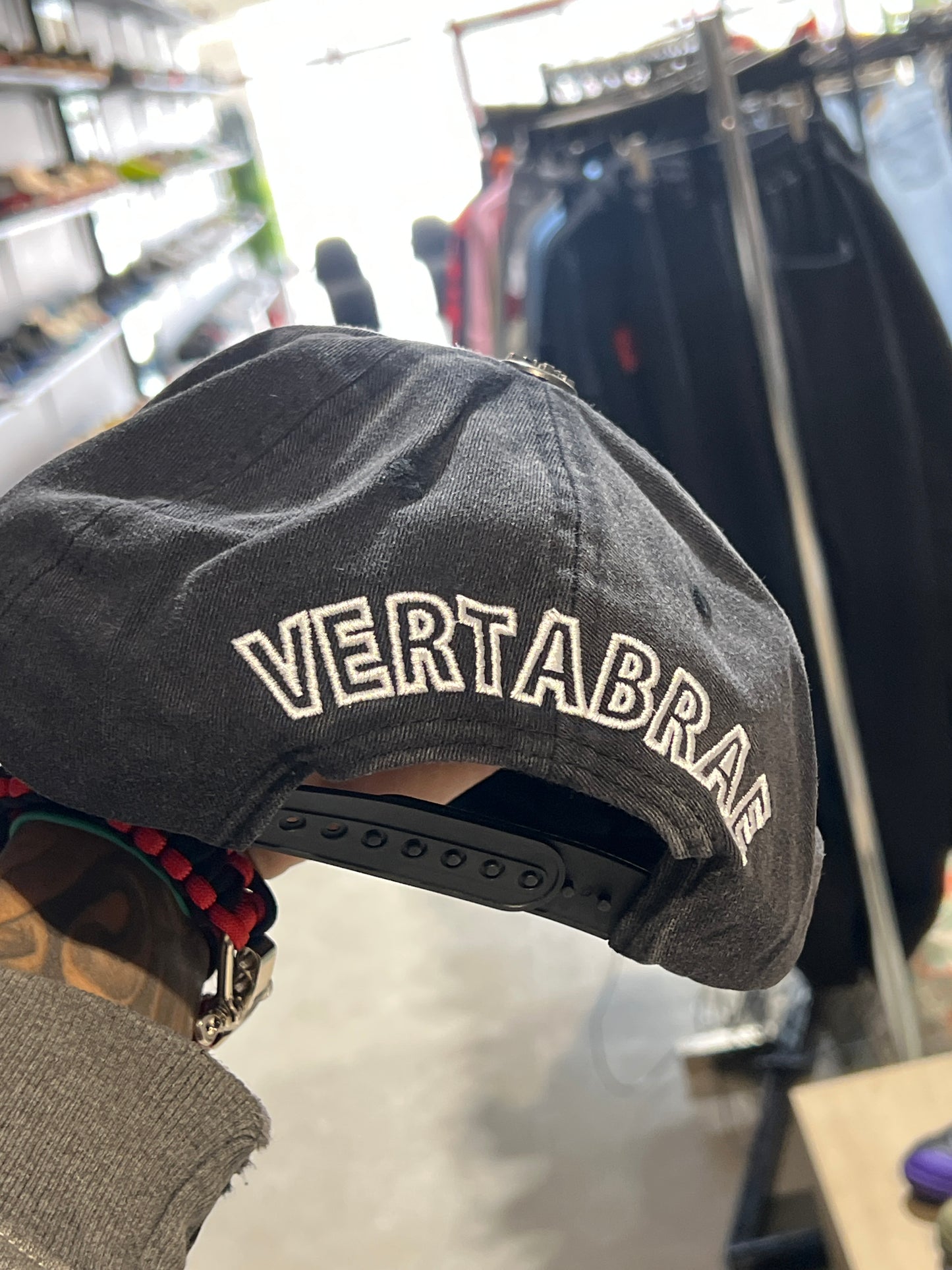 VERTABRAE BLACK AND WHITE SNAPBACK
