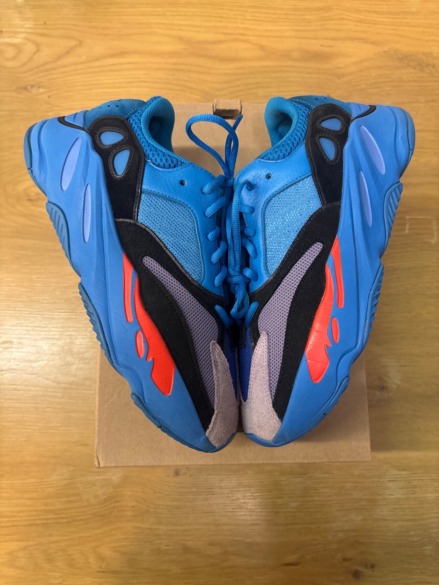 YEEZY 700 HIRES BLUE USED SZ 10 (2)