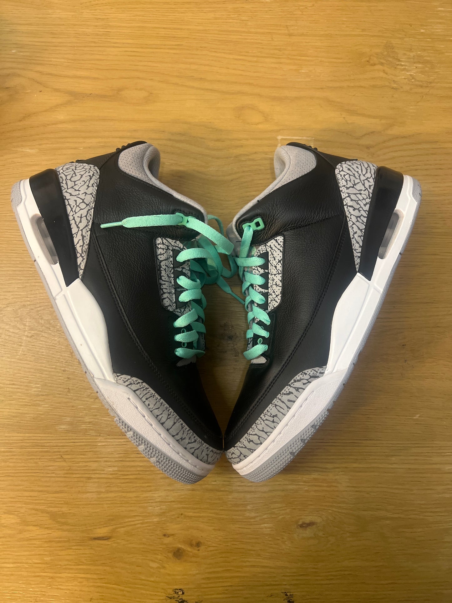 Jordan 3 green glow used12