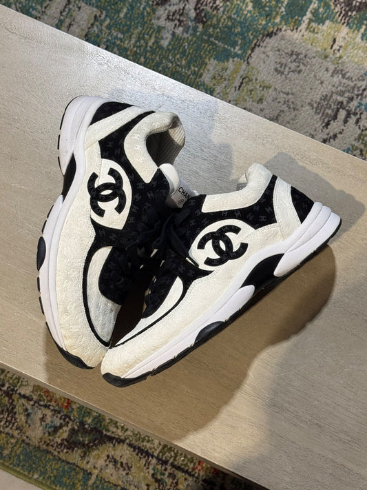 Chanel Trainer White/Black Suede - Pre-Owned NB