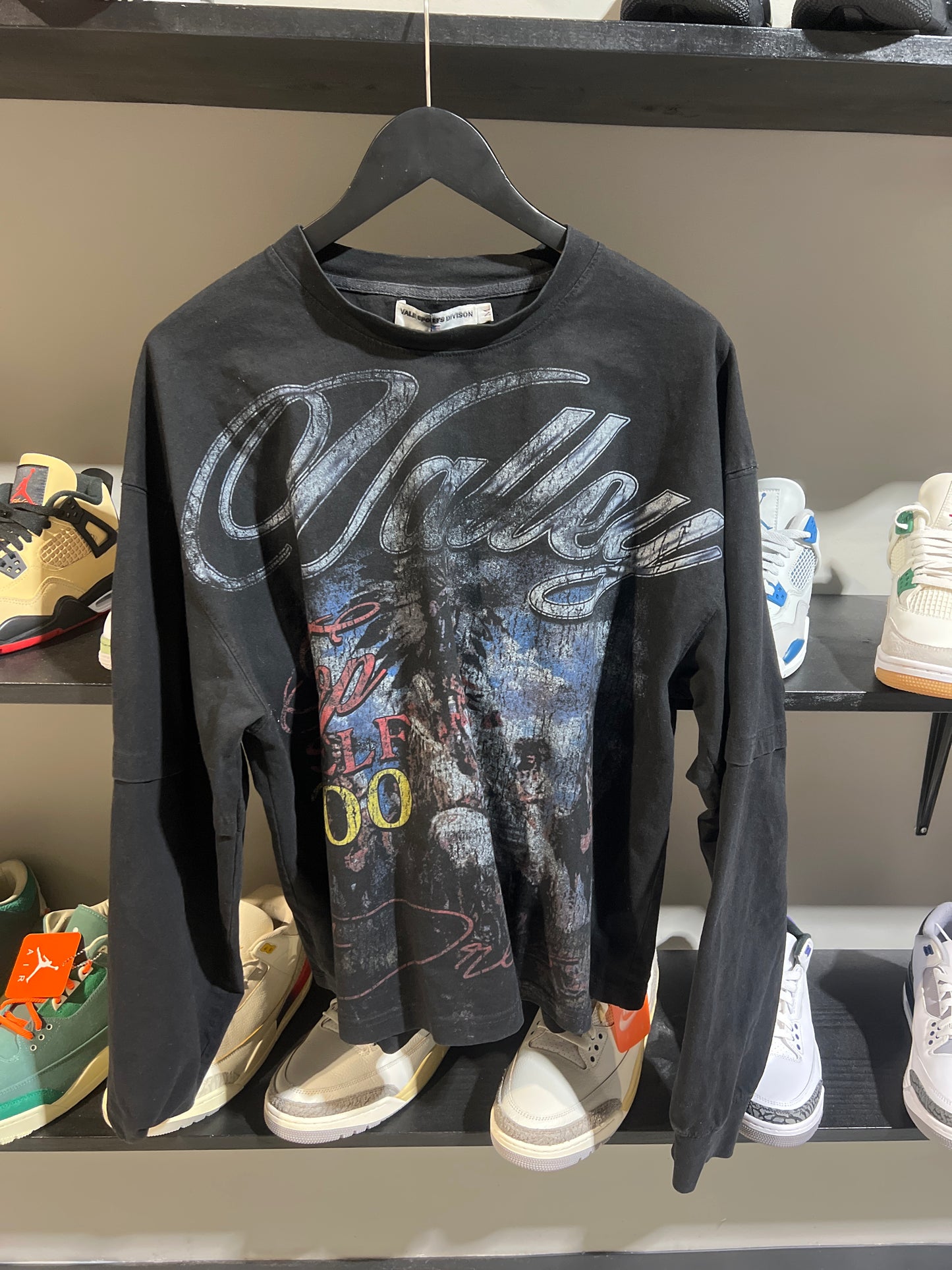 vale Indian black longsleeve sz M