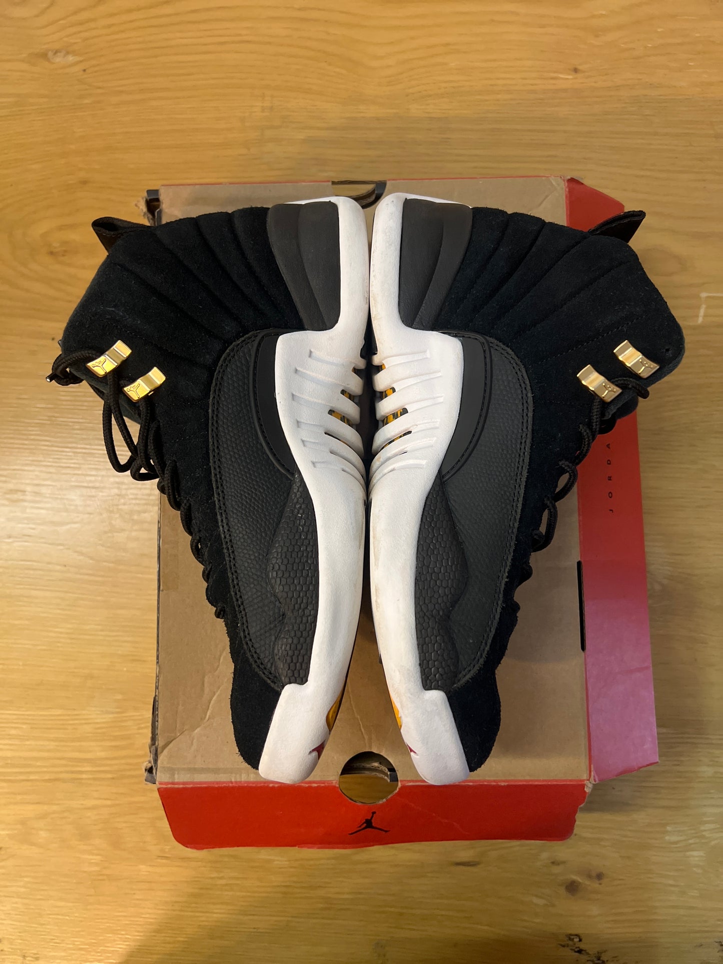 AIR JORDAN 12 RETRO REVERSE TAXI USED SIZE 8.5
