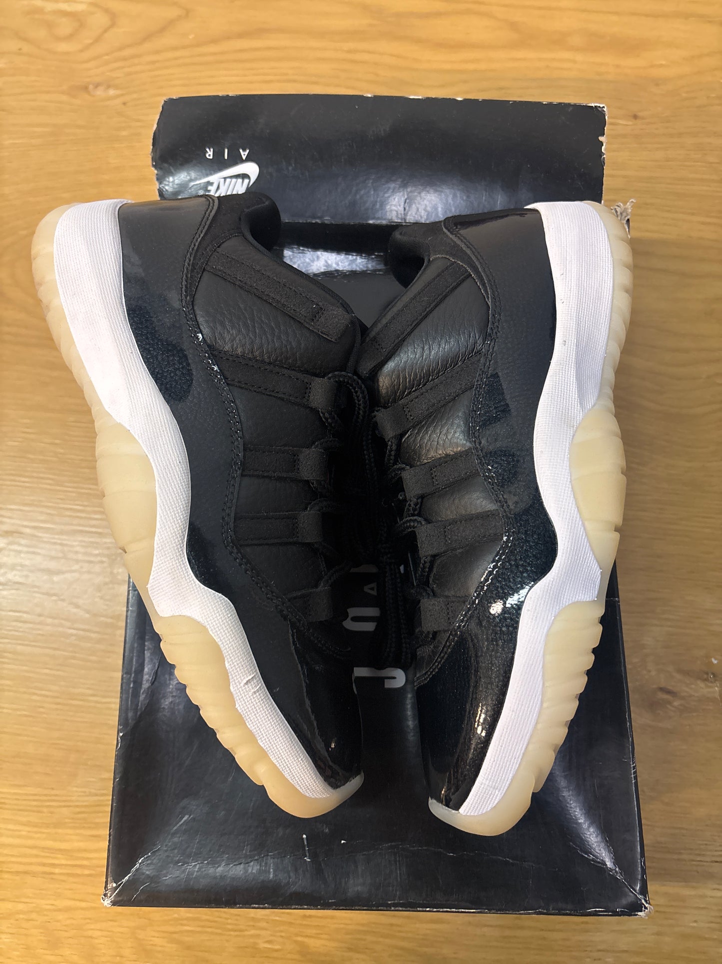 AIR JORDAN 11 RETRO LOW 72-10 Used Sz 9