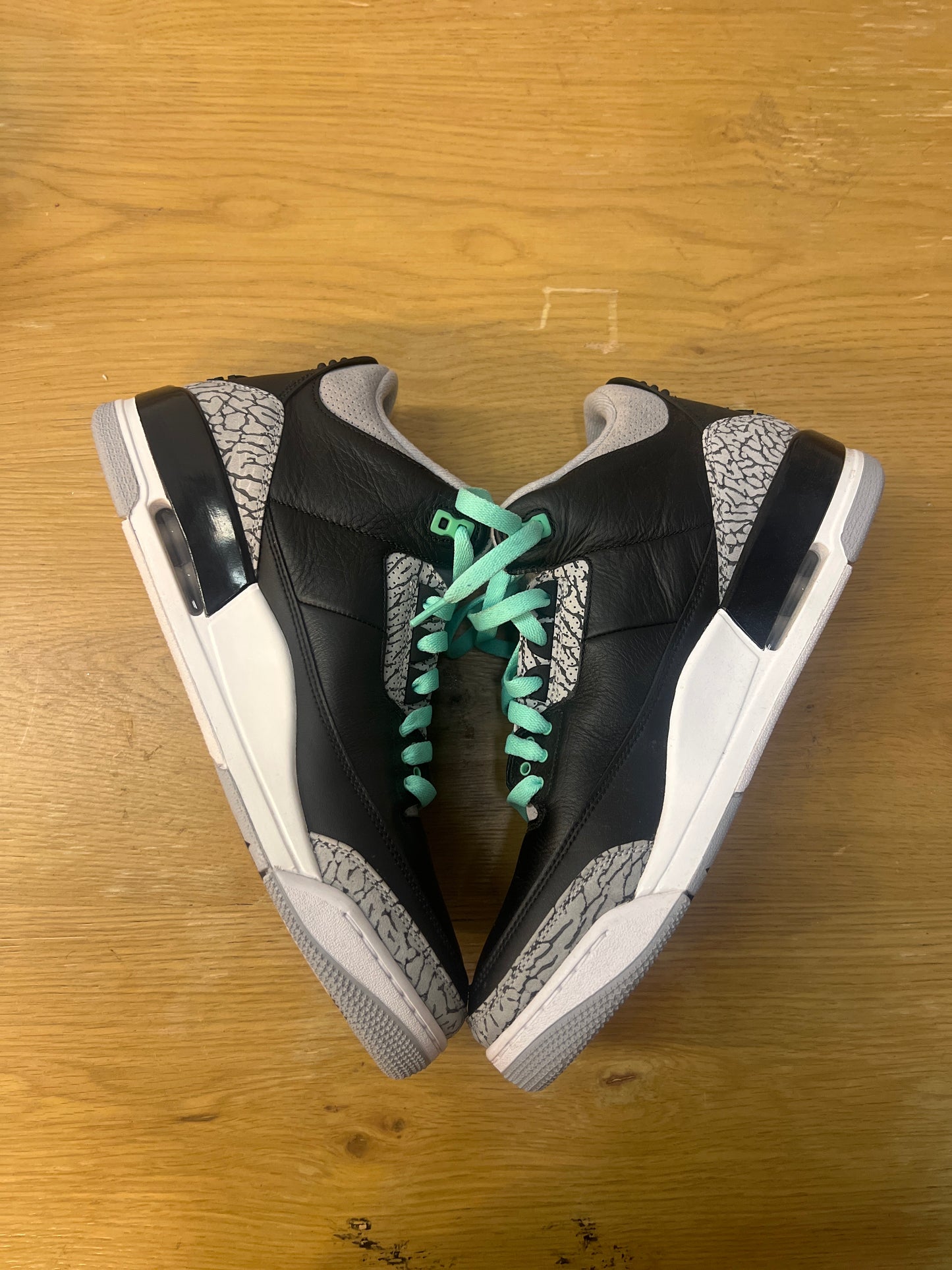 Jordan 3 green glow used12