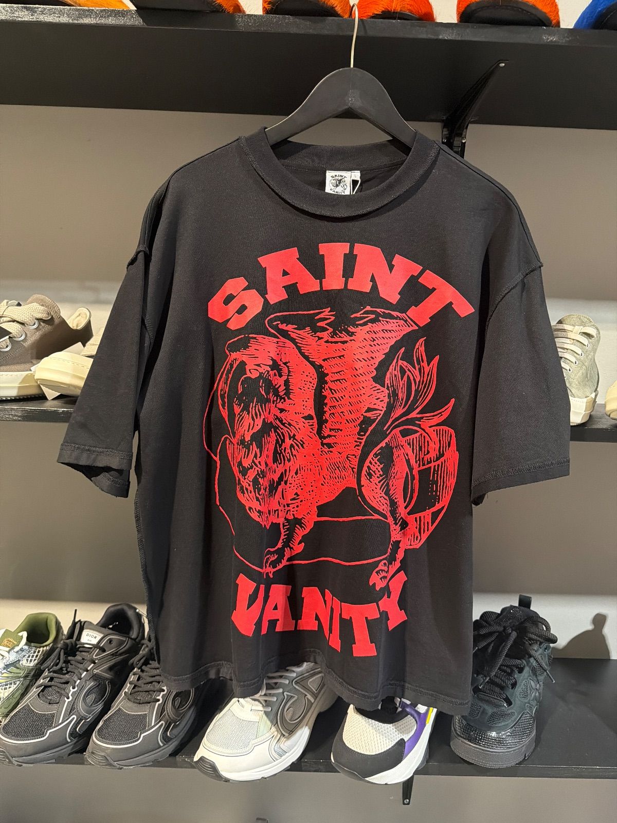 Saint vanity black/red griffin tee