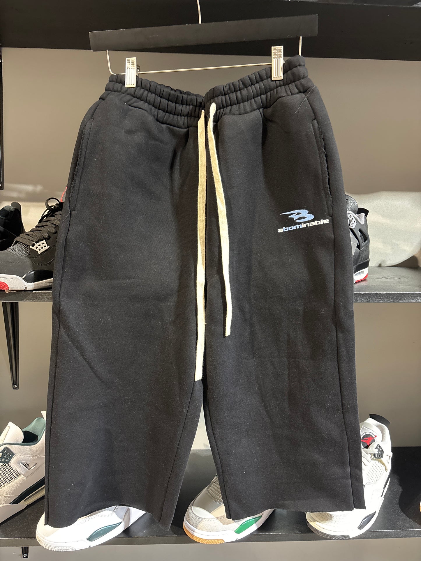 ABOMINABLE B LOGO BLACK/UNC BLUE SHORTS