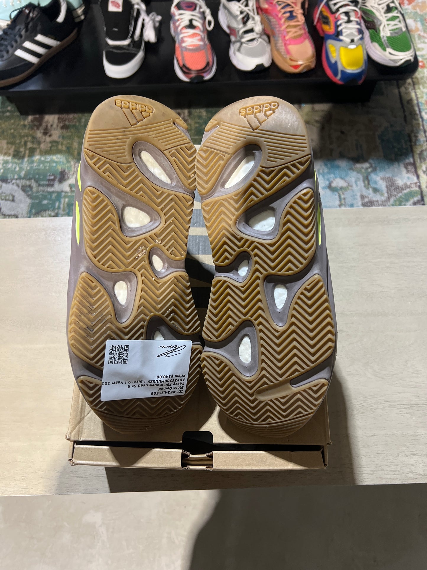 Yeezy 700 mauve used Sz 9