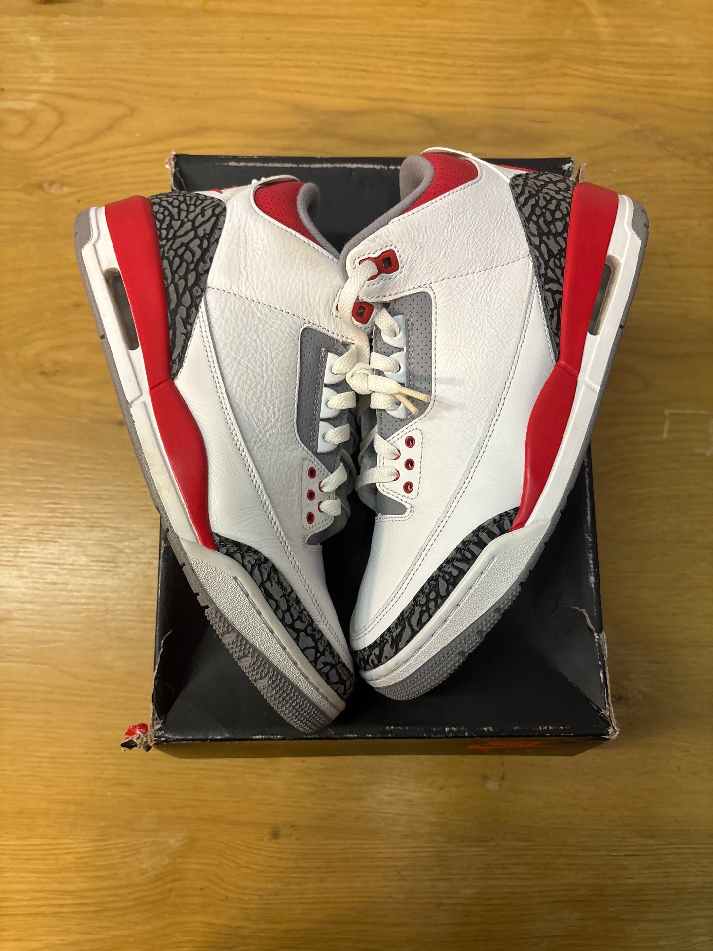 Jordan 3 fire red used Sz 10.5