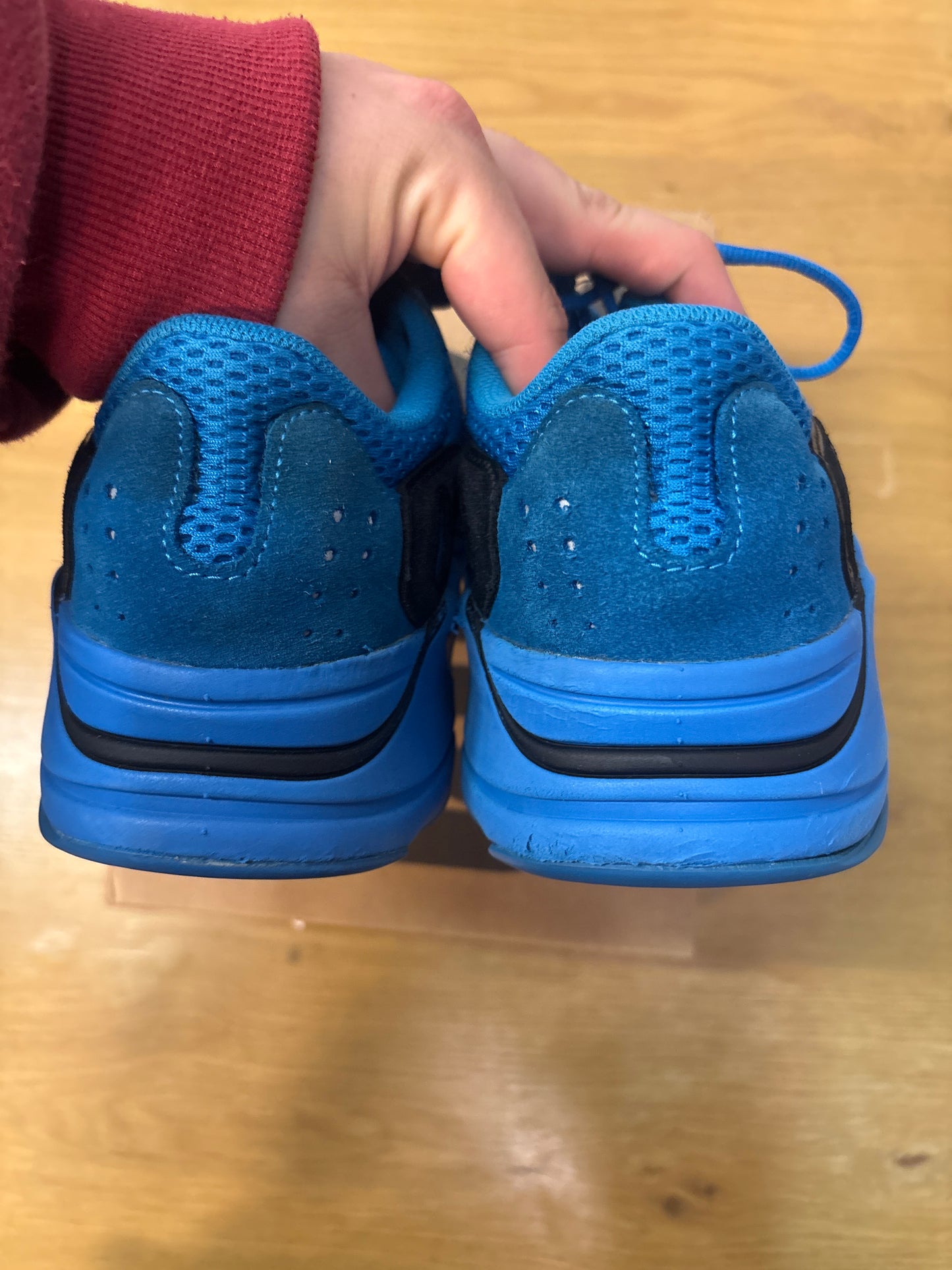 YEEZY 700 HIRES BLUE USED SZ 10 (2)
