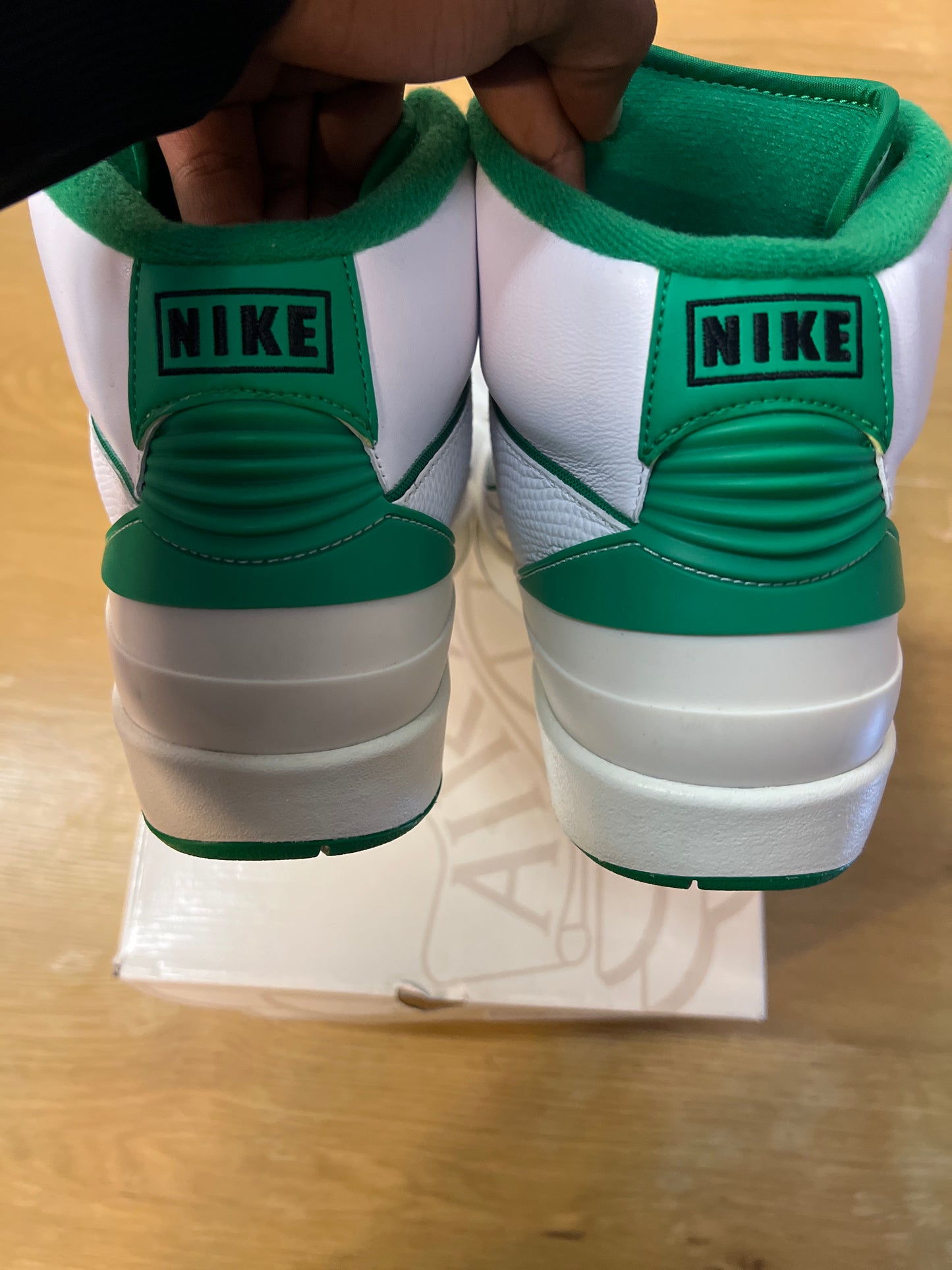 AIR JORDAN 2 RETRO LUCKY GREEN USED SIZE 9.5