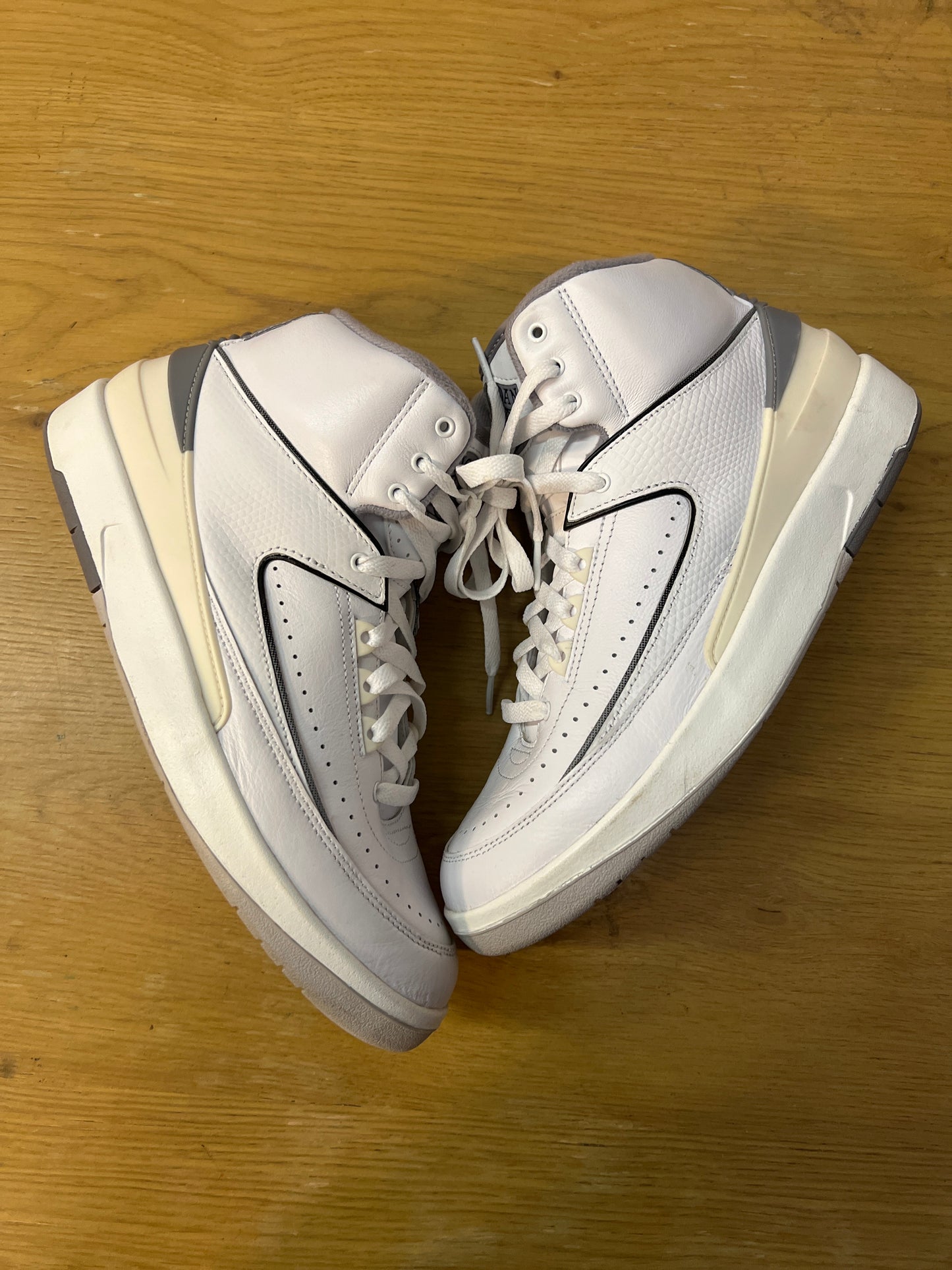 JORDAN 2 WHITE CEMENT USED SZ 9.5 NB