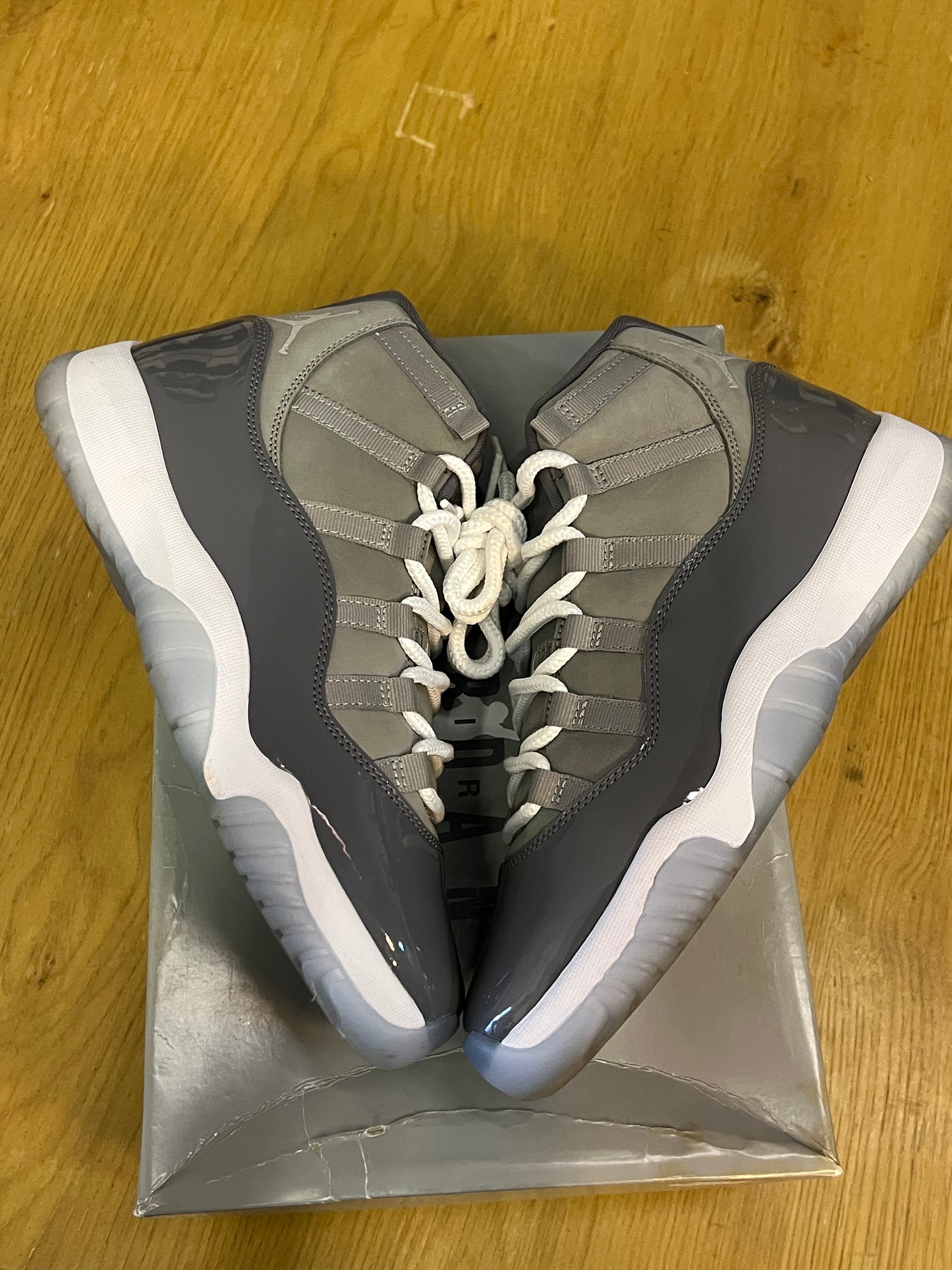 AIR JORDAN 11 cool grey used sz 9