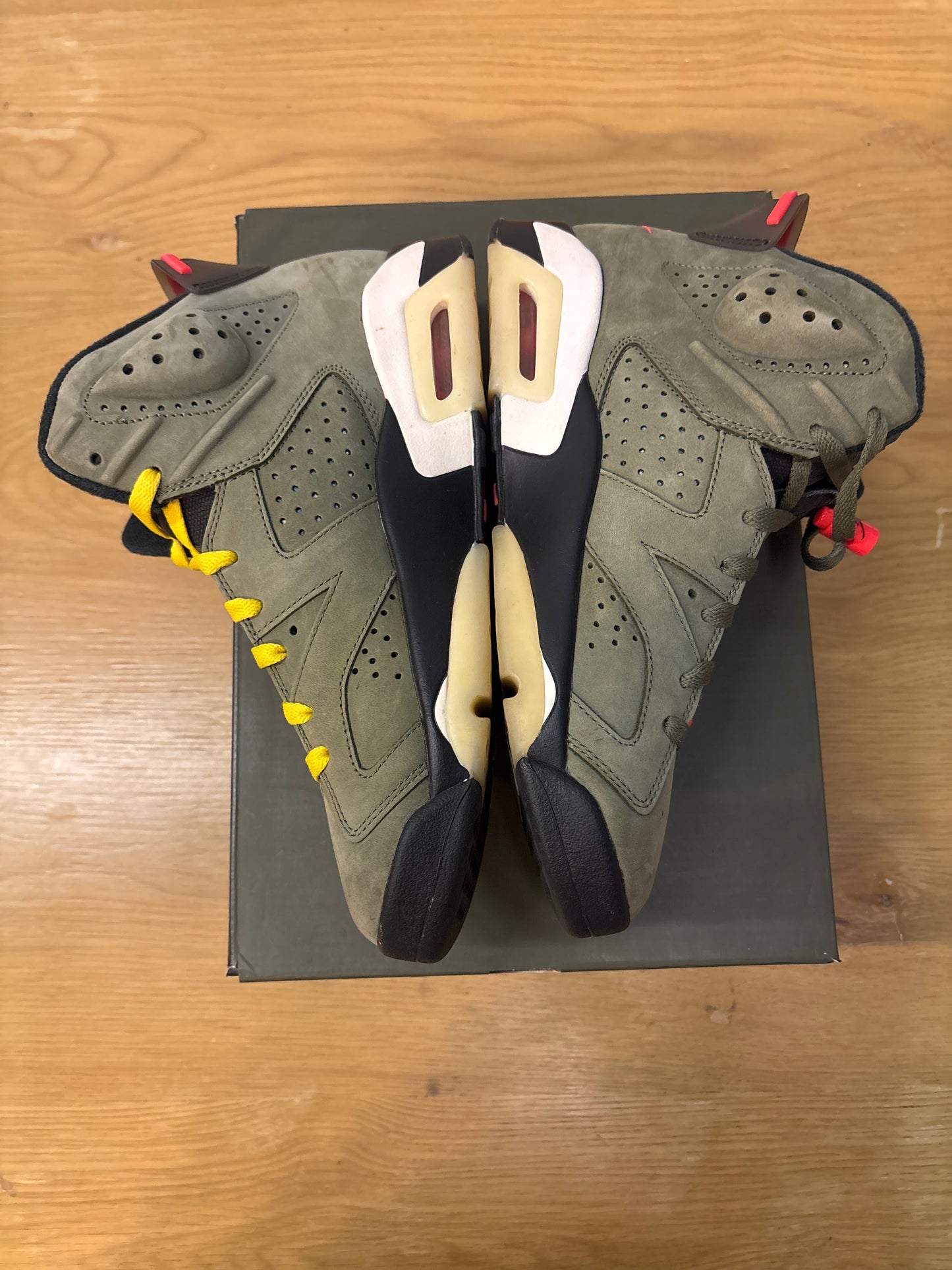 TRAVIS X JORDAN 6 OLIVE USED SIZE 8.5