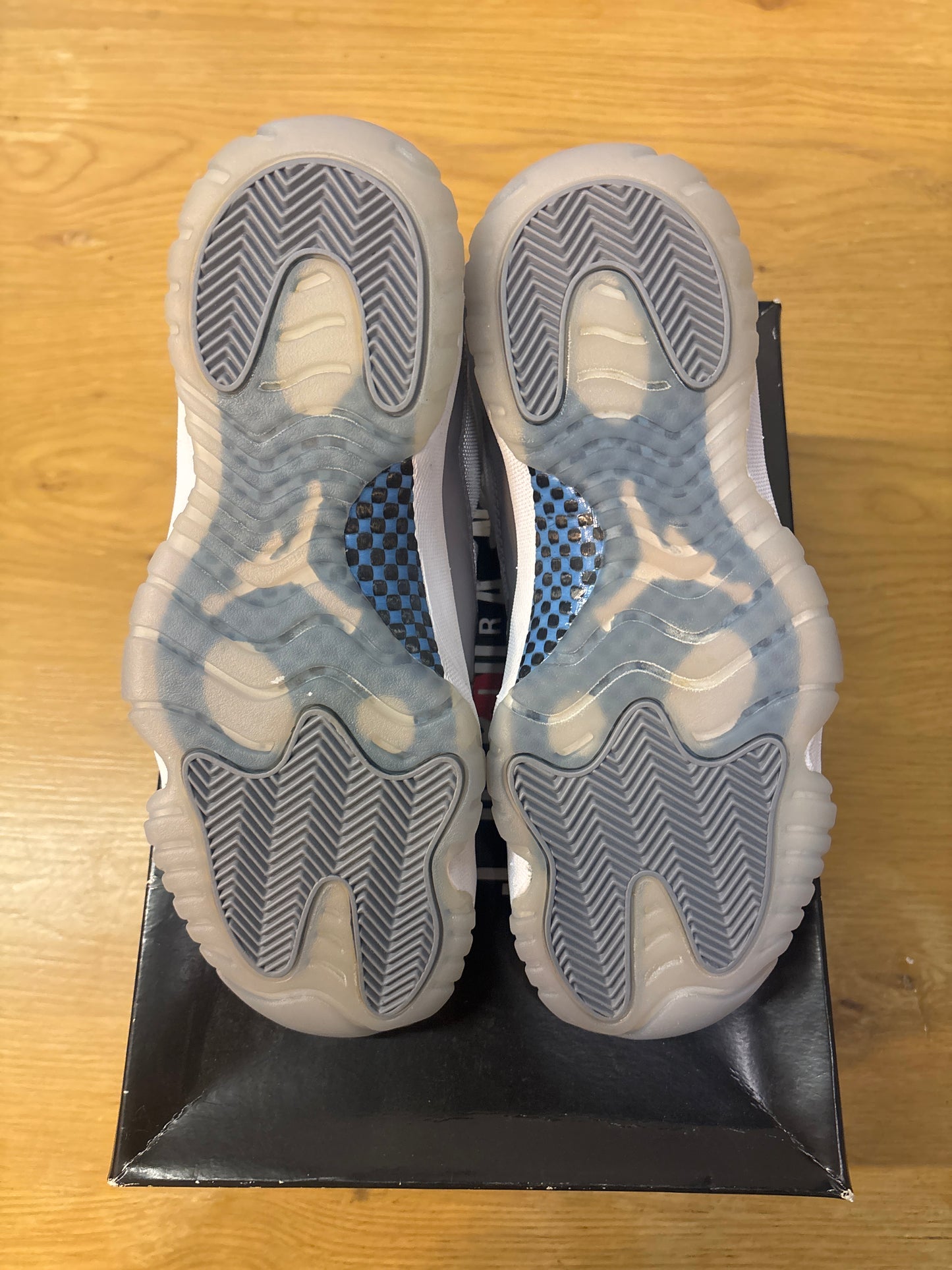 JORDAN 11 LOW CEMENT GREY used Sz 8