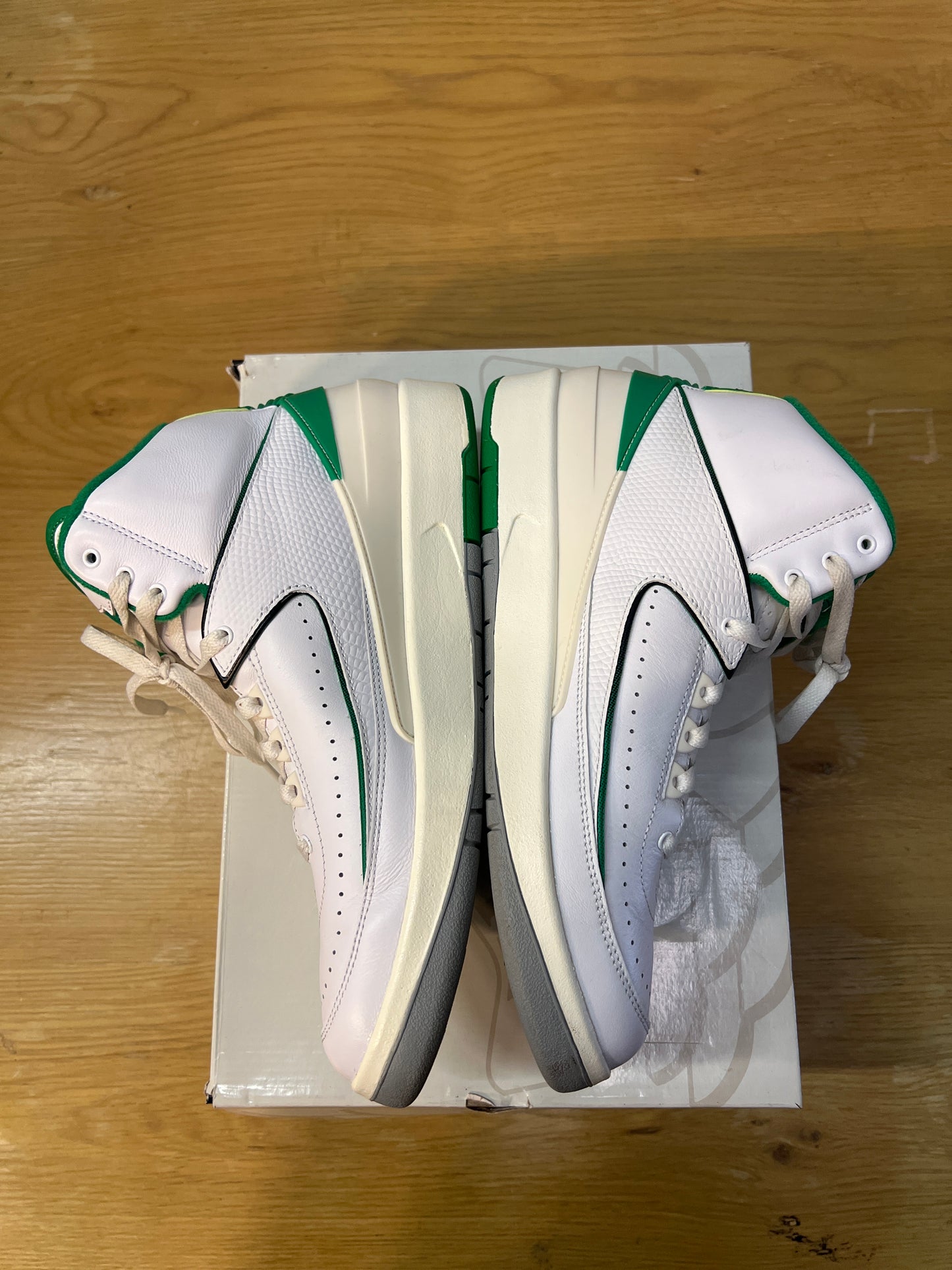 AIR JORDAN 2 RETRO LUCKY GREEN USED SIZE 9.5